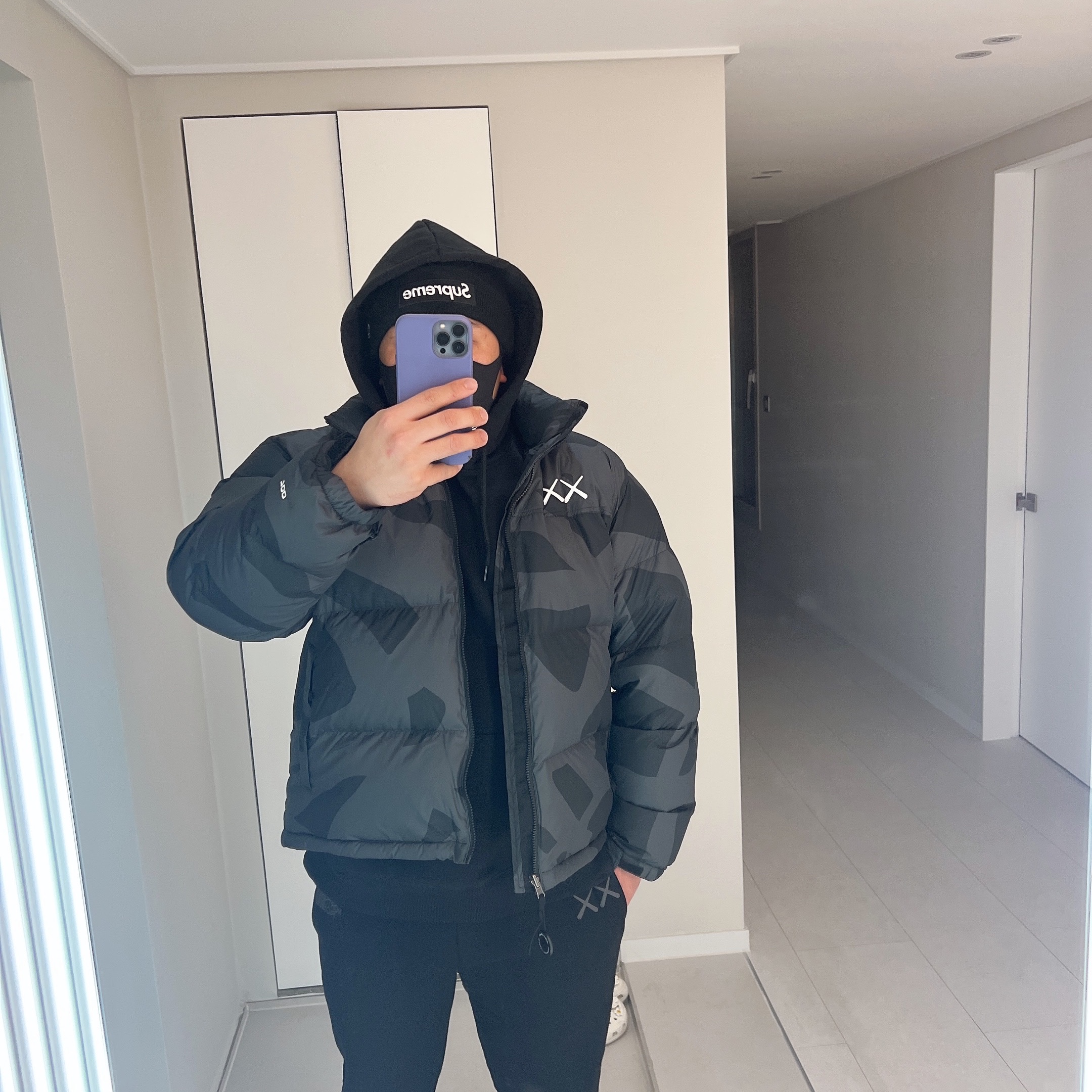 The North Face x Kaws Retro 1996 Nuptse Jacket Black Print - 22FW, The North Face x Kaws Hoodie Black - 22FW 착용 스타일