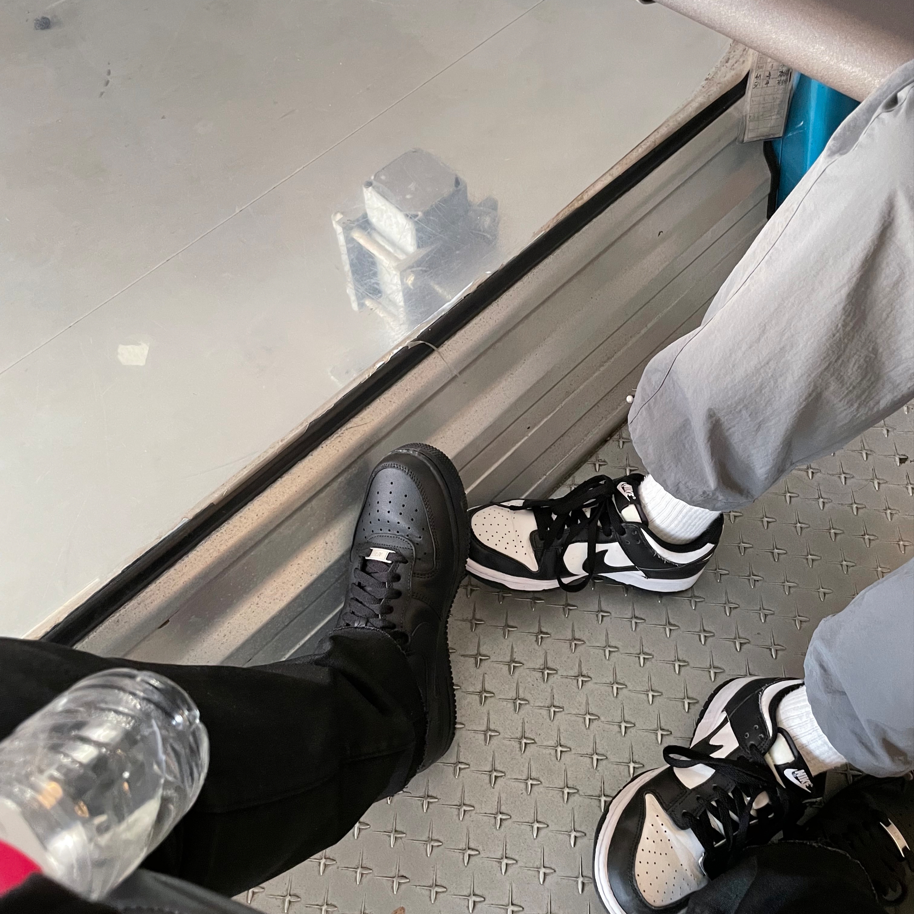 Nike Air Force 1 '07 Low Triple Black, (GS) Nike Dunk Low Black 착용 스타일