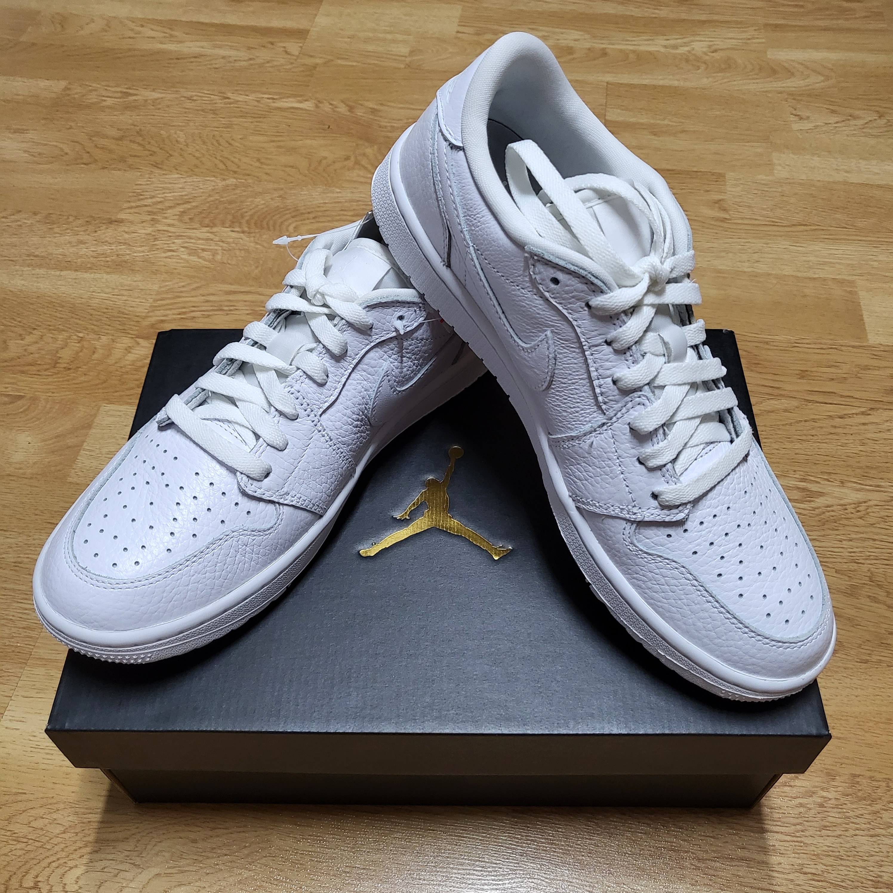 Jordan 1 Low Golf Triple White 착용 스타일 - 1