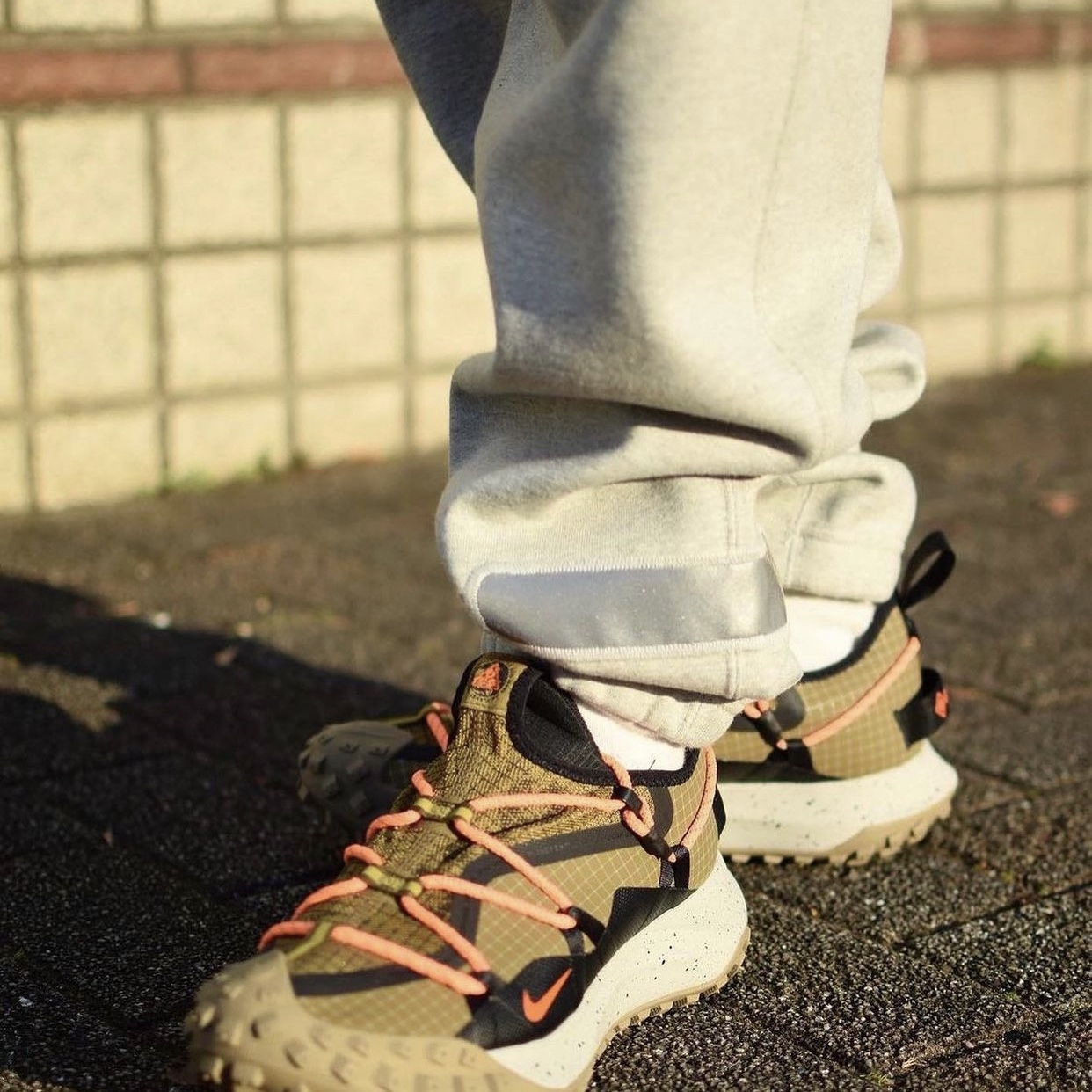 Nike ACG Therma-Fit Fleece Pants Airora Grey Heather - US/EU, Nike ACG Storm-Fit ADV Chain of Craters Jacket Light Stone - US/EU 착용 스타일 - 2