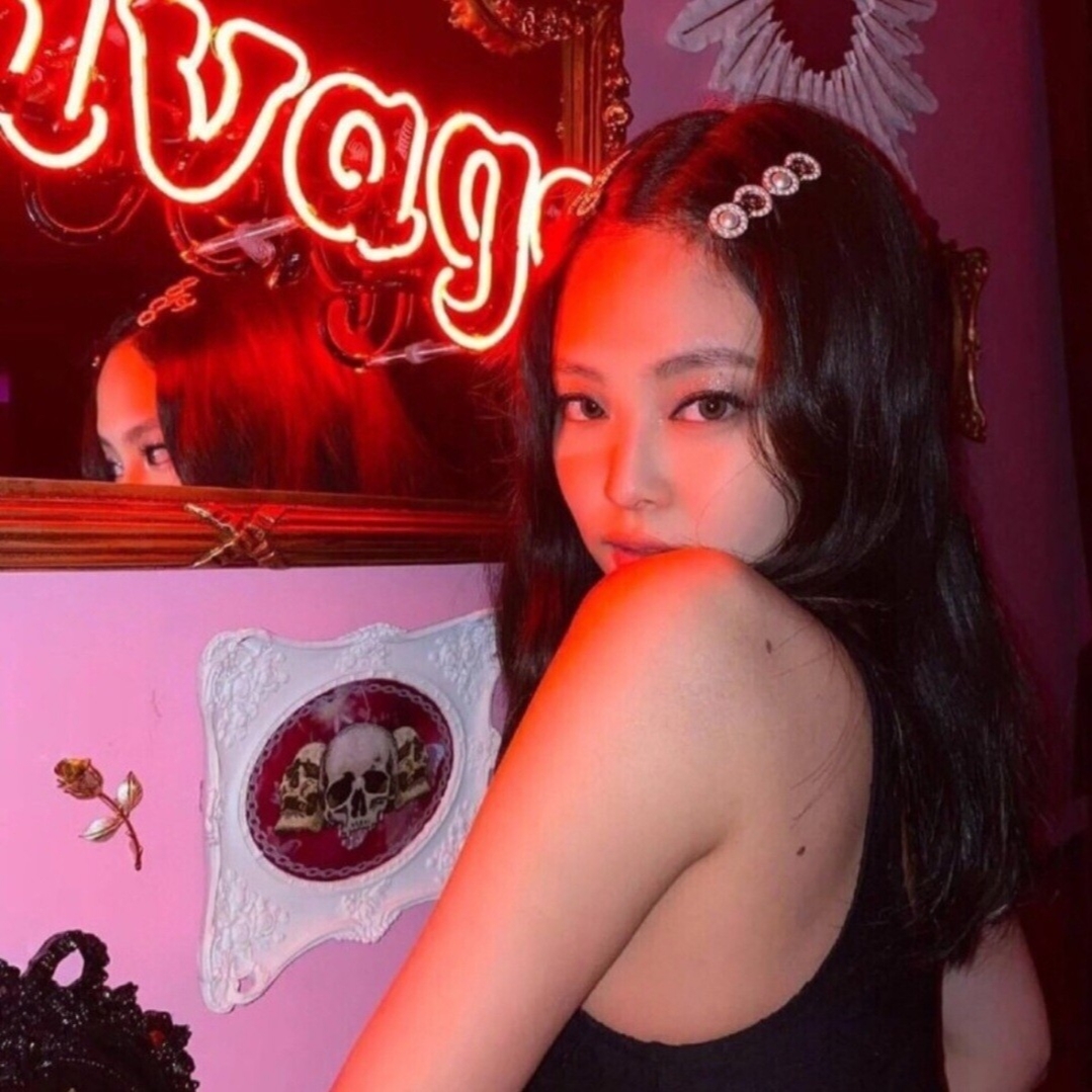 (W) Chanel Hair Clip Metal Glass Pearls & Gold White 착용 스타일