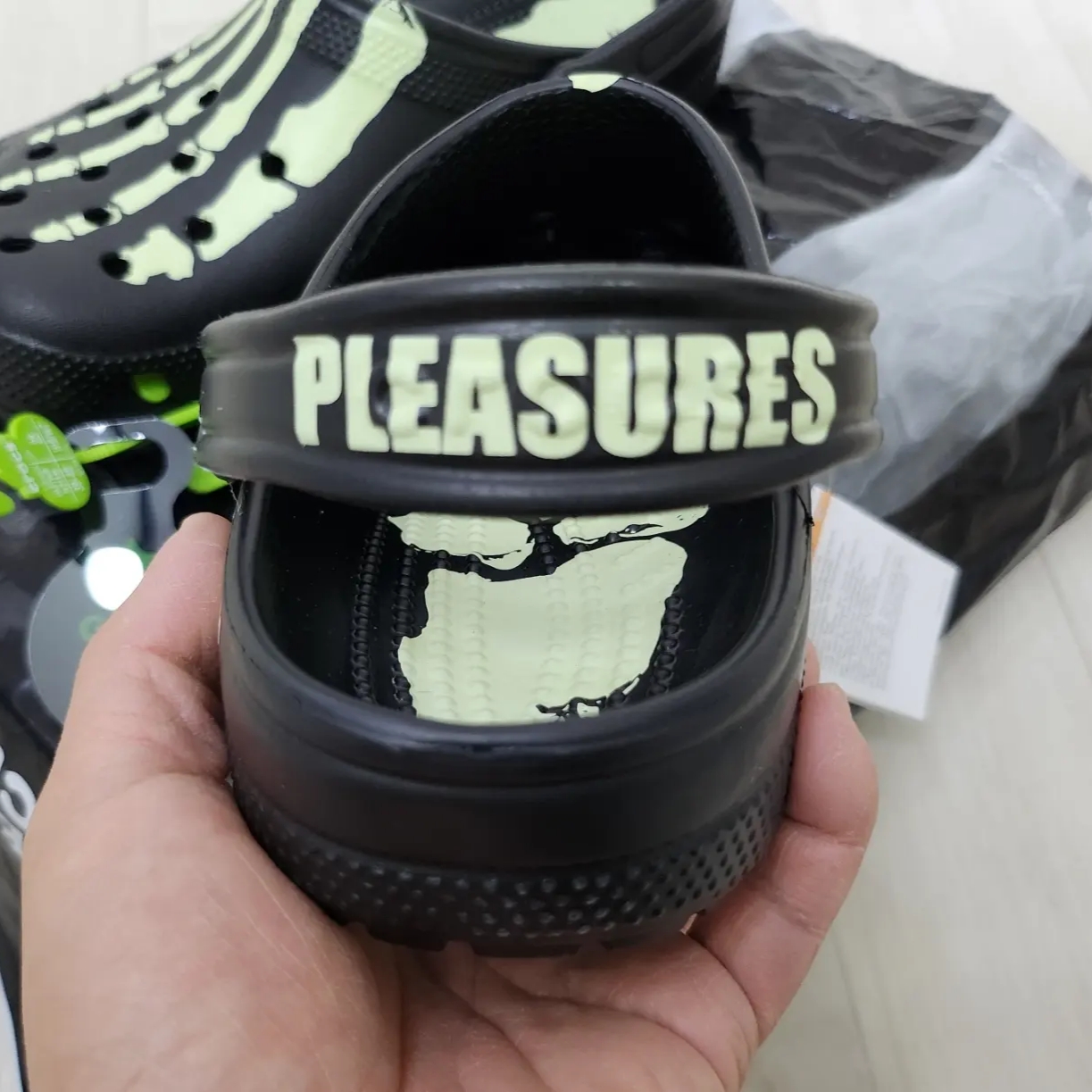 Crocs x Pleasures Clog Black 착용 스타일 - 5