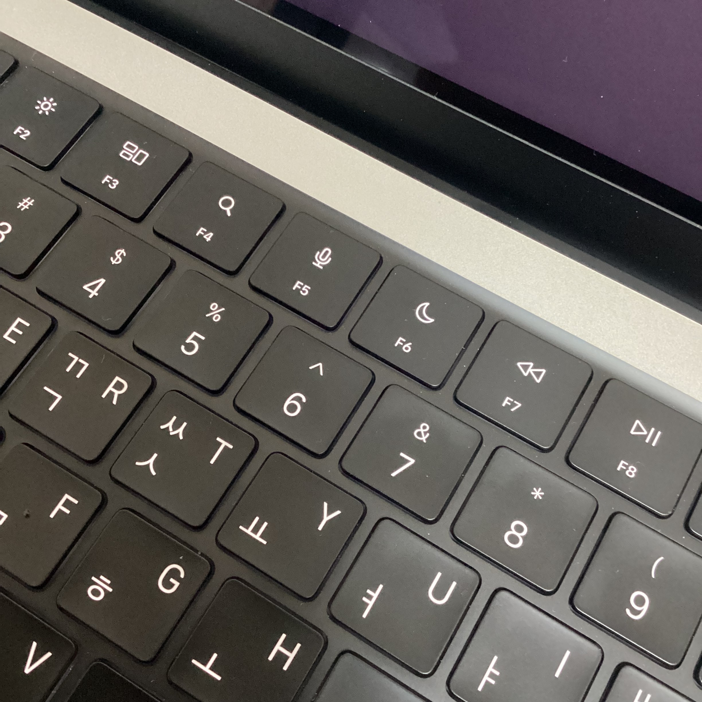 Apple 2021 MacBook Pro 14 M1 Pro 8-Core 512GB SSD / 16GB RAM Silver (Korean Ver.) 착용 스타일 - 2