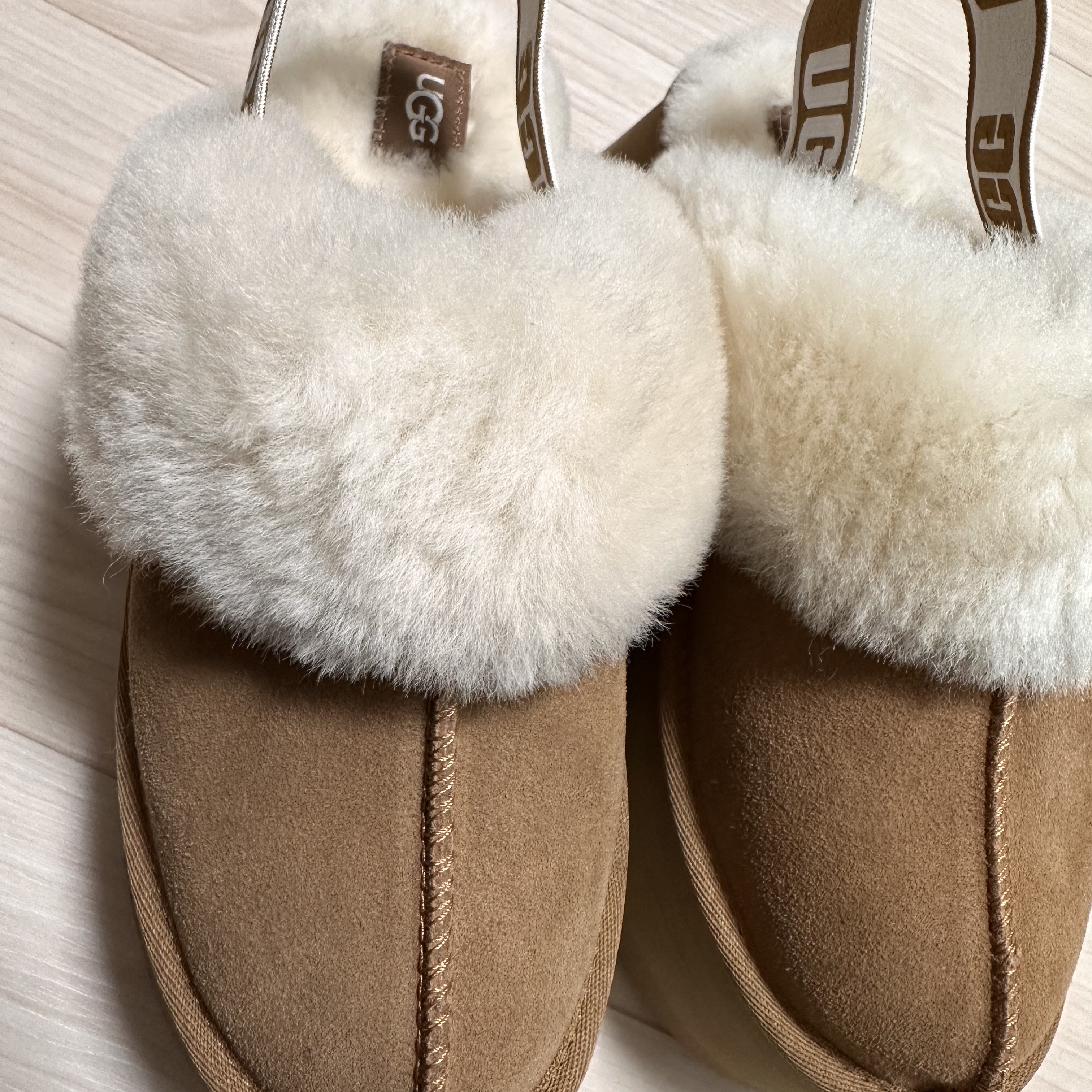 (W) UGG Funkette Slides Chestnut 착용 스타일