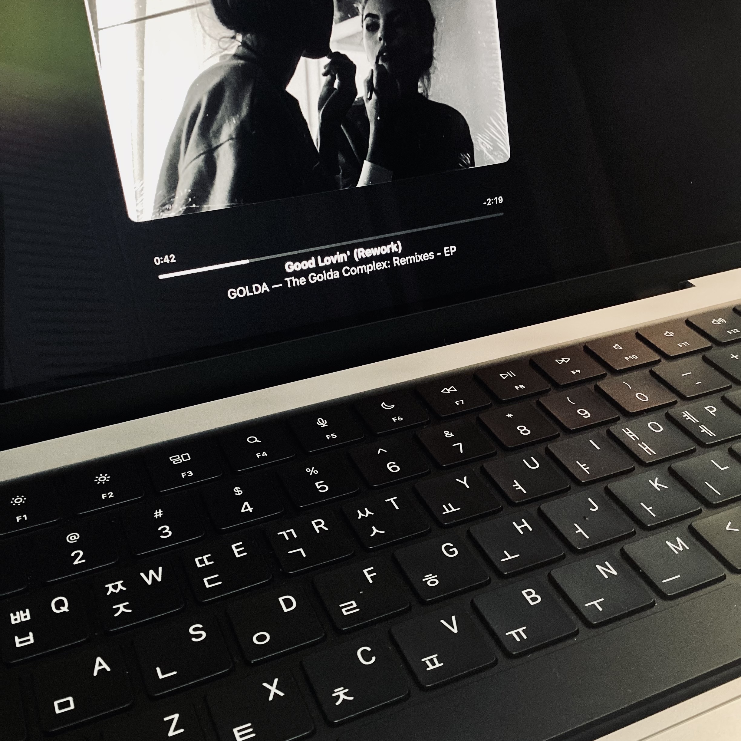 Apple 2021 MacBook Pro 14 M1 Pro 8-Core 512GB SSD / 16GB RAM Silver (Korean Ver.) 착용 스타일 - 1
