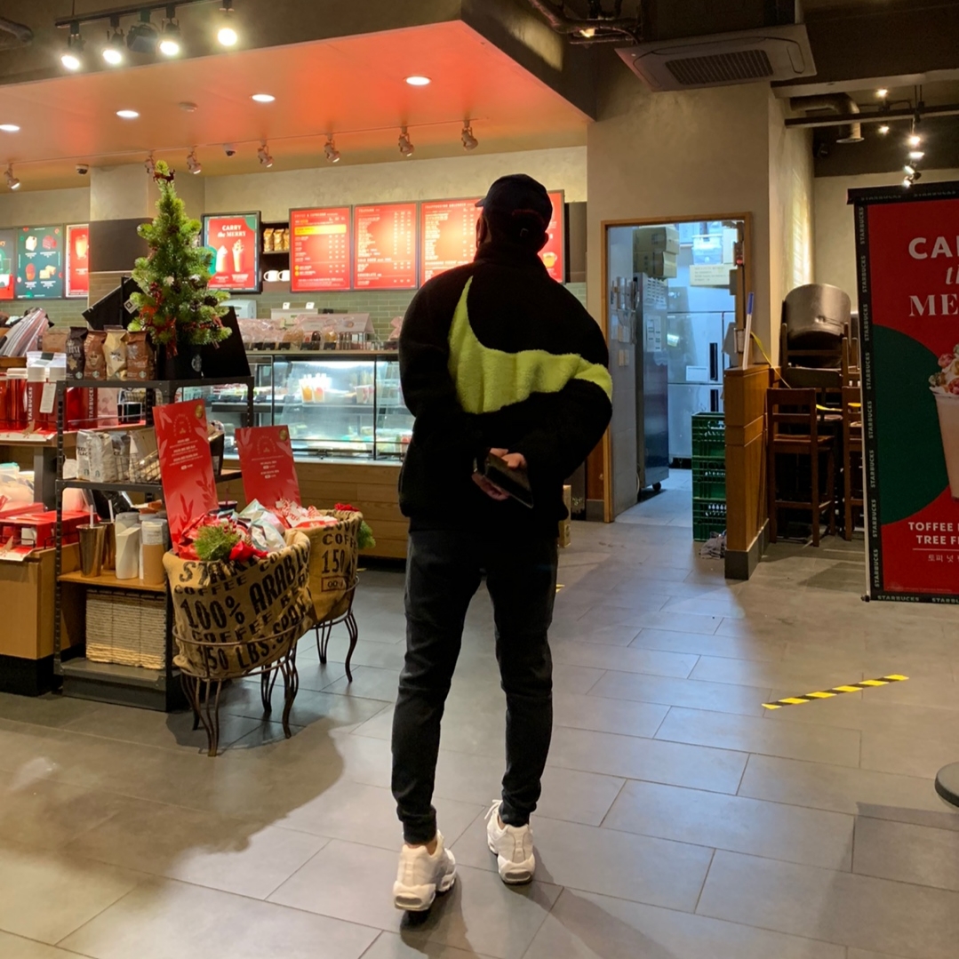 Nike Big Swoosh Full Zip Jacket Black Volt, (W) Nike Air Max 95 Triple White 착용 스타일