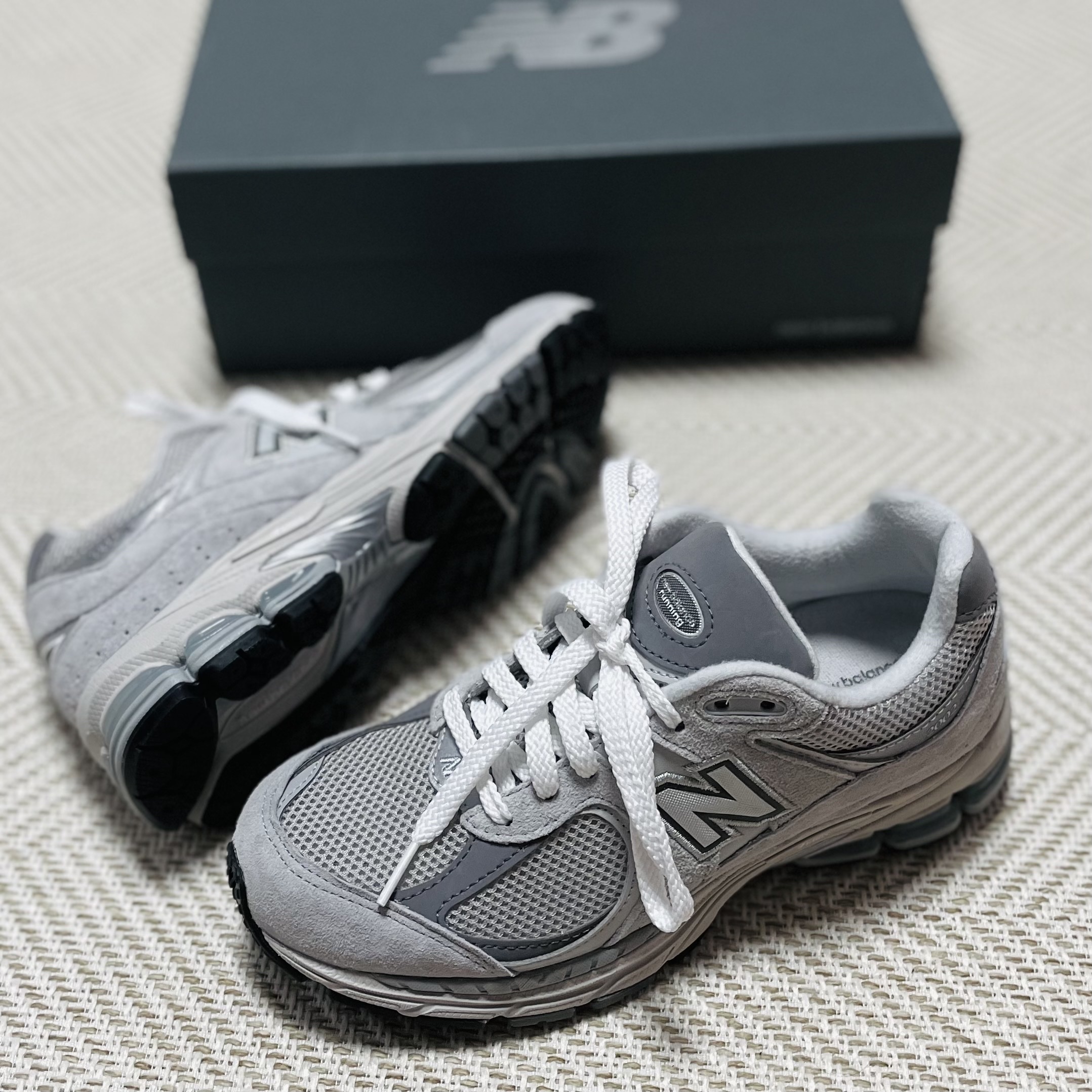 New Balance 2002R T2 Gray 착용 스타일 - 2