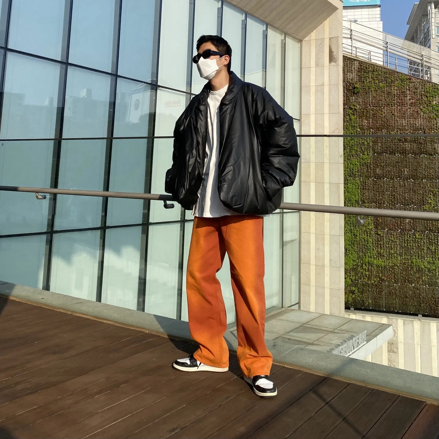 Yeezy Gap Round Jacket Black 착용 스타일 - 3