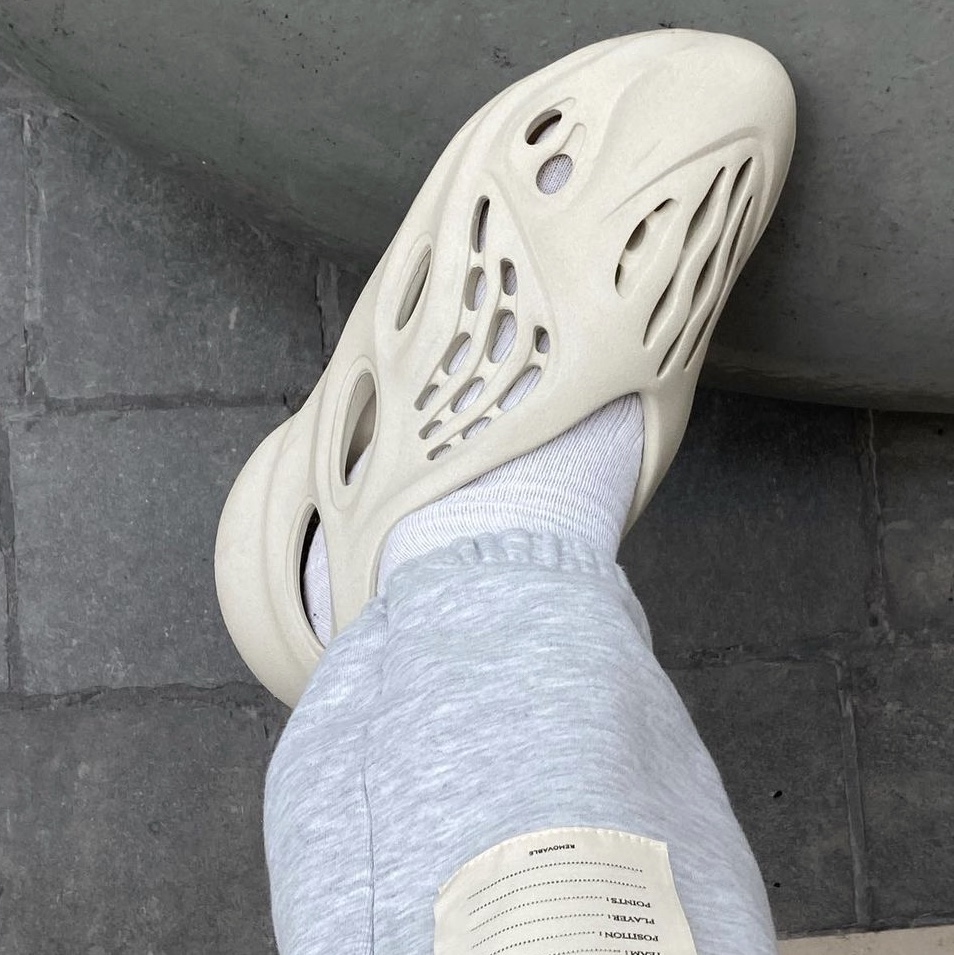 Adidas Yeezy Foam RNNR Ararat 착용 스타일