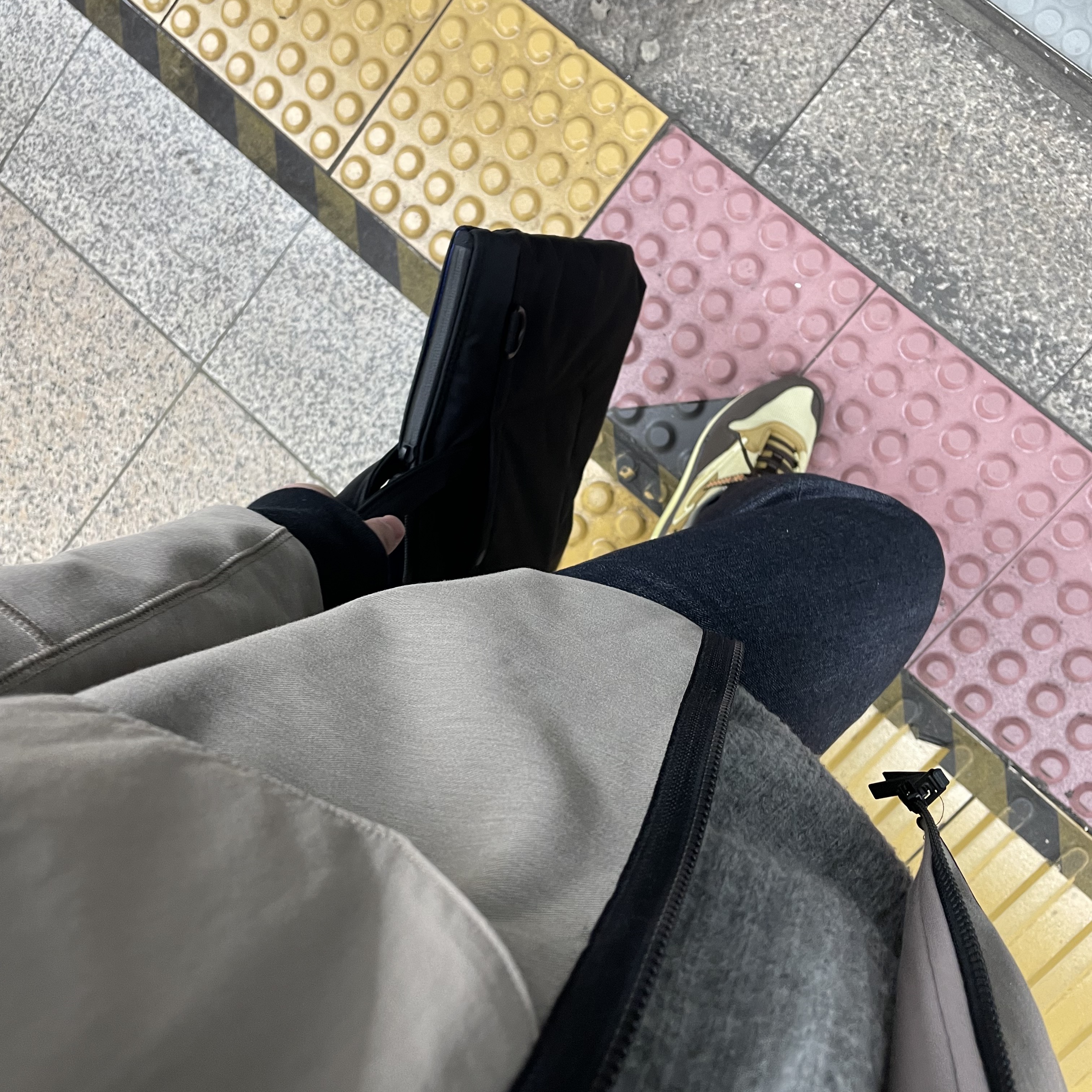 Nike x Travis Scott Air Max 1 Cact.us Brown 착용 스타일 - 2