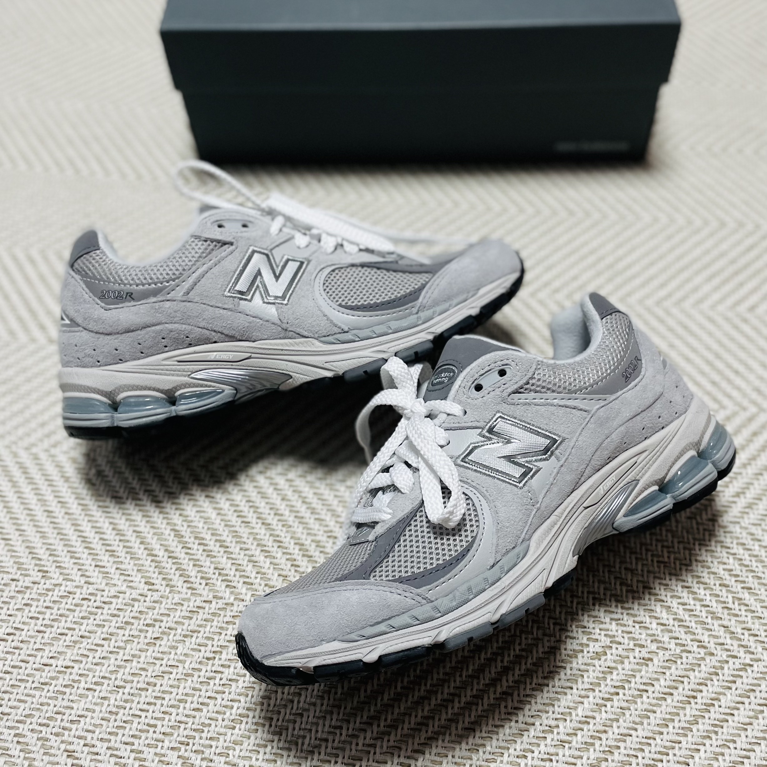 New Balance 2002R T2 Gray 착용 스타일 - 3