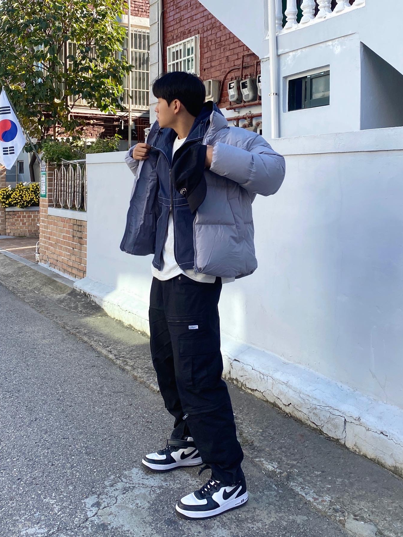 Nike x Stussy Air Force 1 '07 Mid SP Black and Light Bone 착용 스타일 - 1