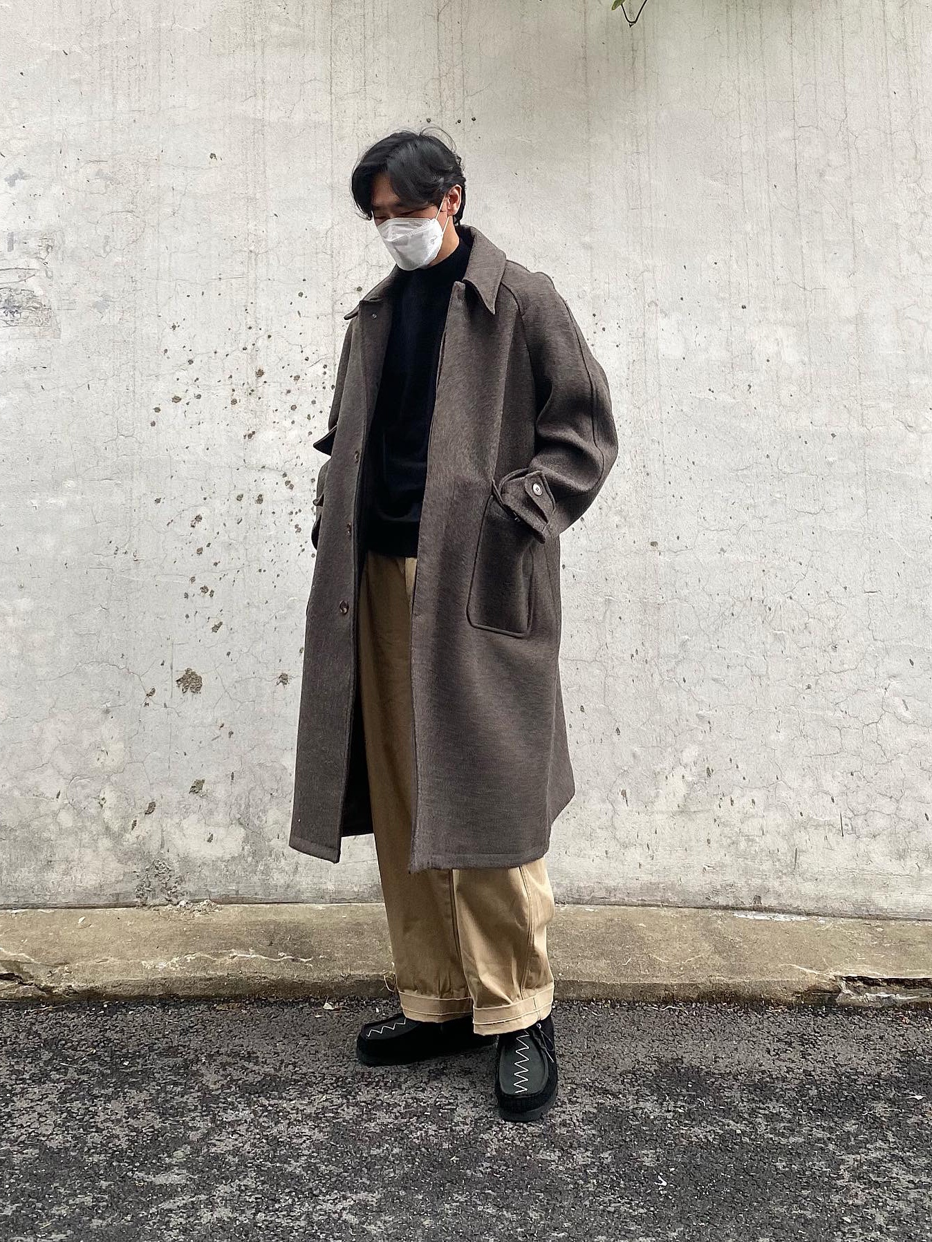 Clarks x Neighborhood Wallabee Boots GTX Black Combi Suede 착용 스타일 - 2