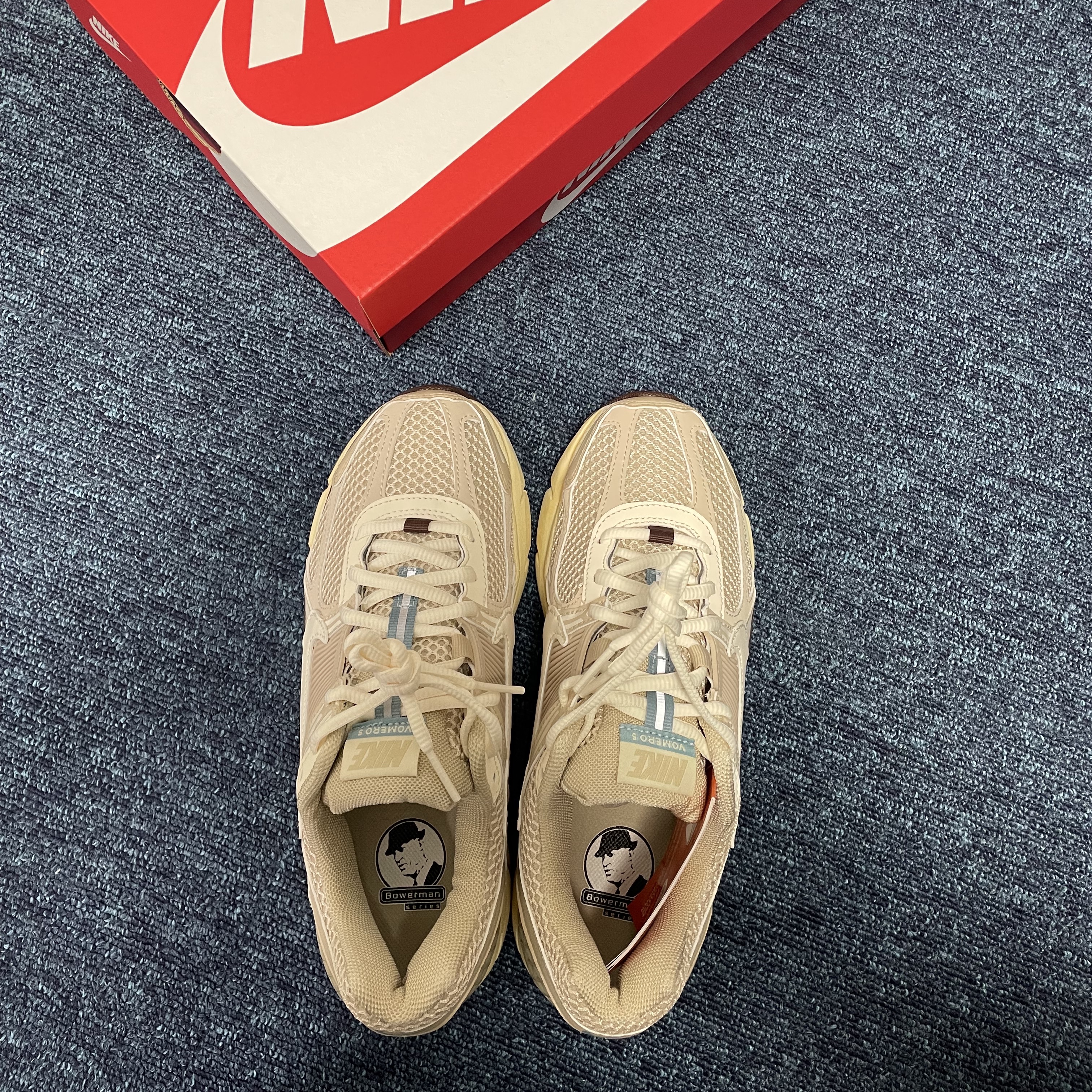 (W) Nike Zoom Vomero 5 Oatmeal 착용 스타일 - 2