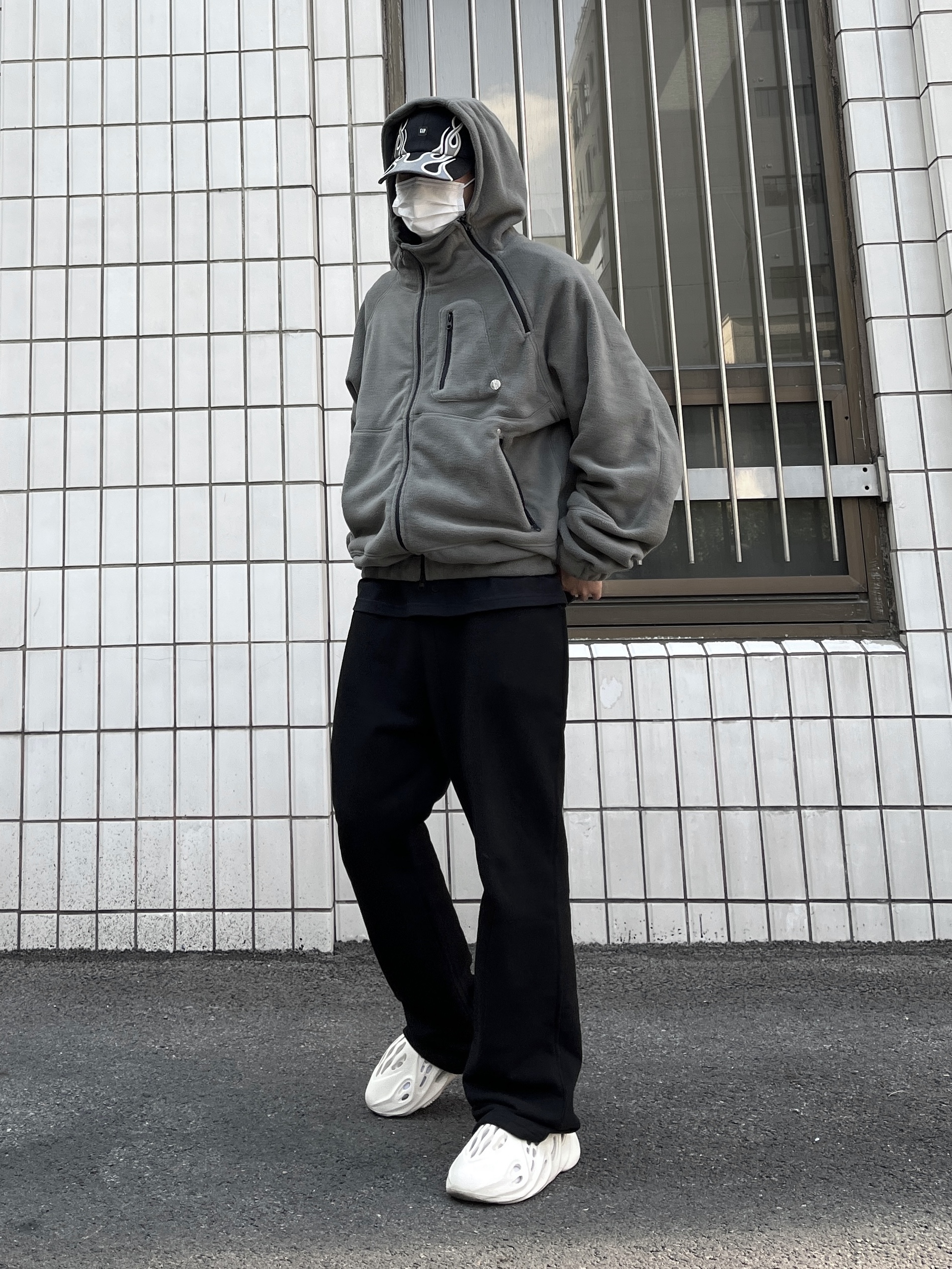 Adidas Yeezy Foam RNNR Sand, Yeezy Gap Engineered By Balenciaga Flame Cap Black 착용 스타일 - 3