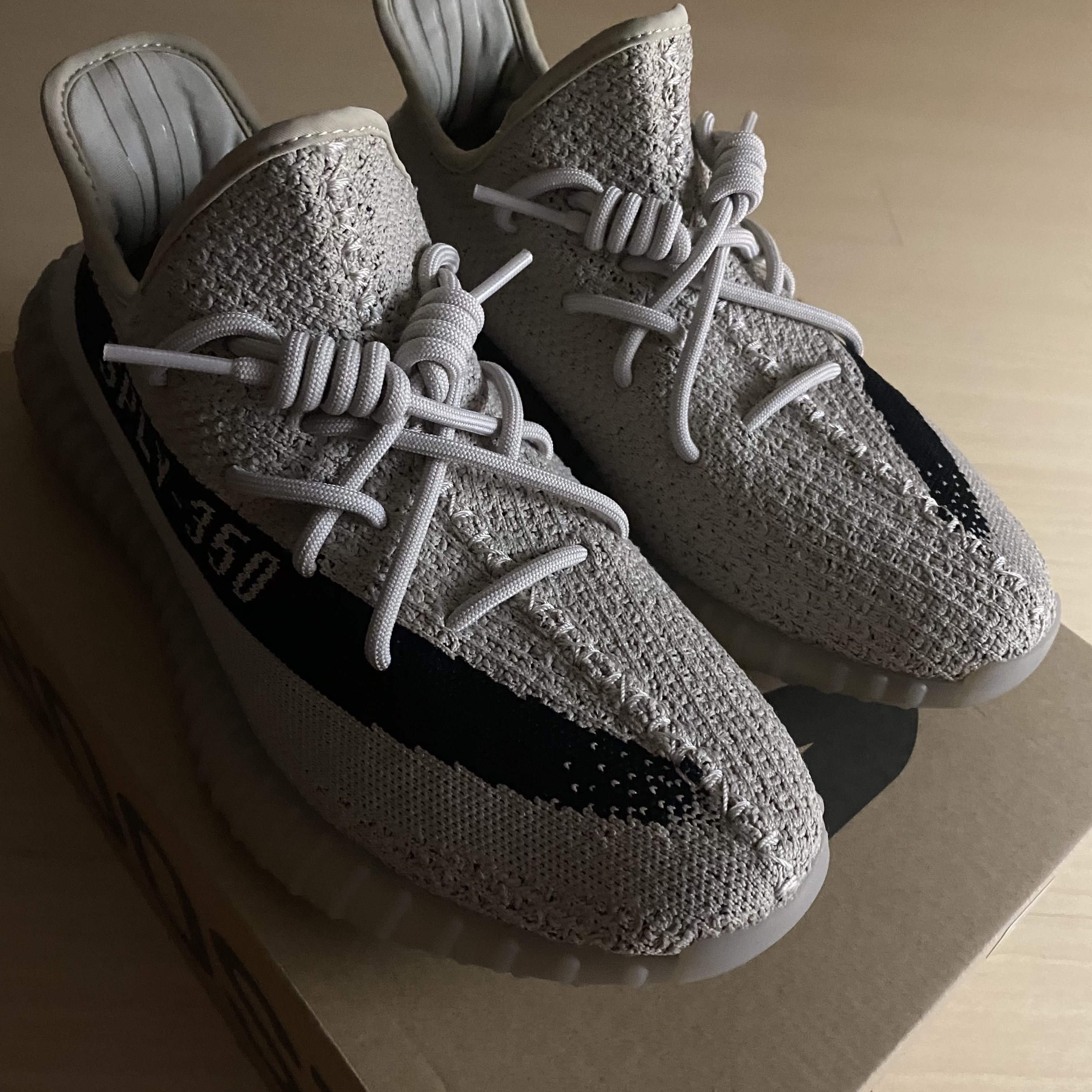 Adidas Yeezy Boost 350 V2 Slate Core Black 2022/2023 착용 스타일