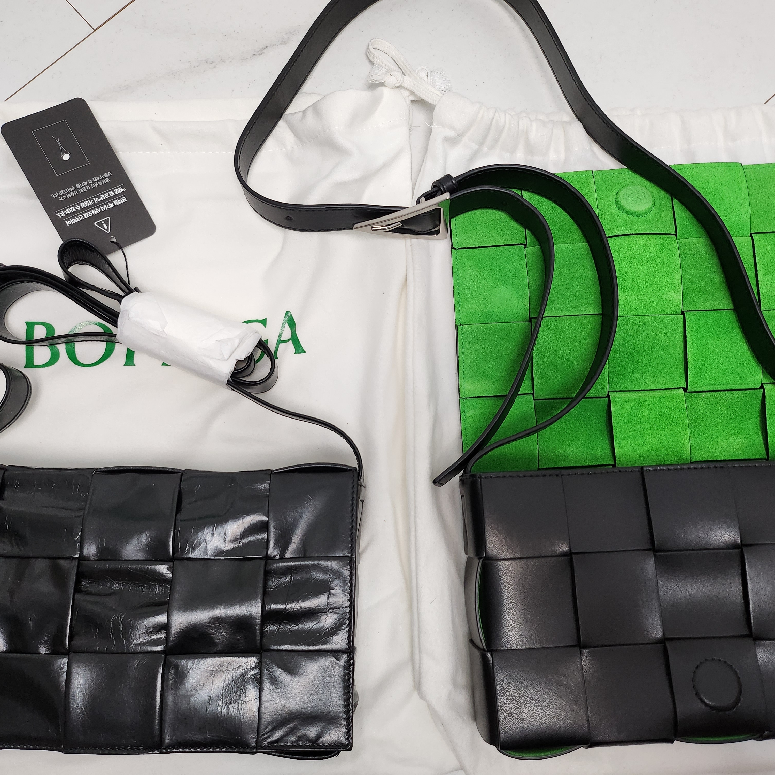 Bottega Veneta Leather Cassette Black Parakeet, Bottega Veneta Leather Cassette Black 착용 스타일 - 2
