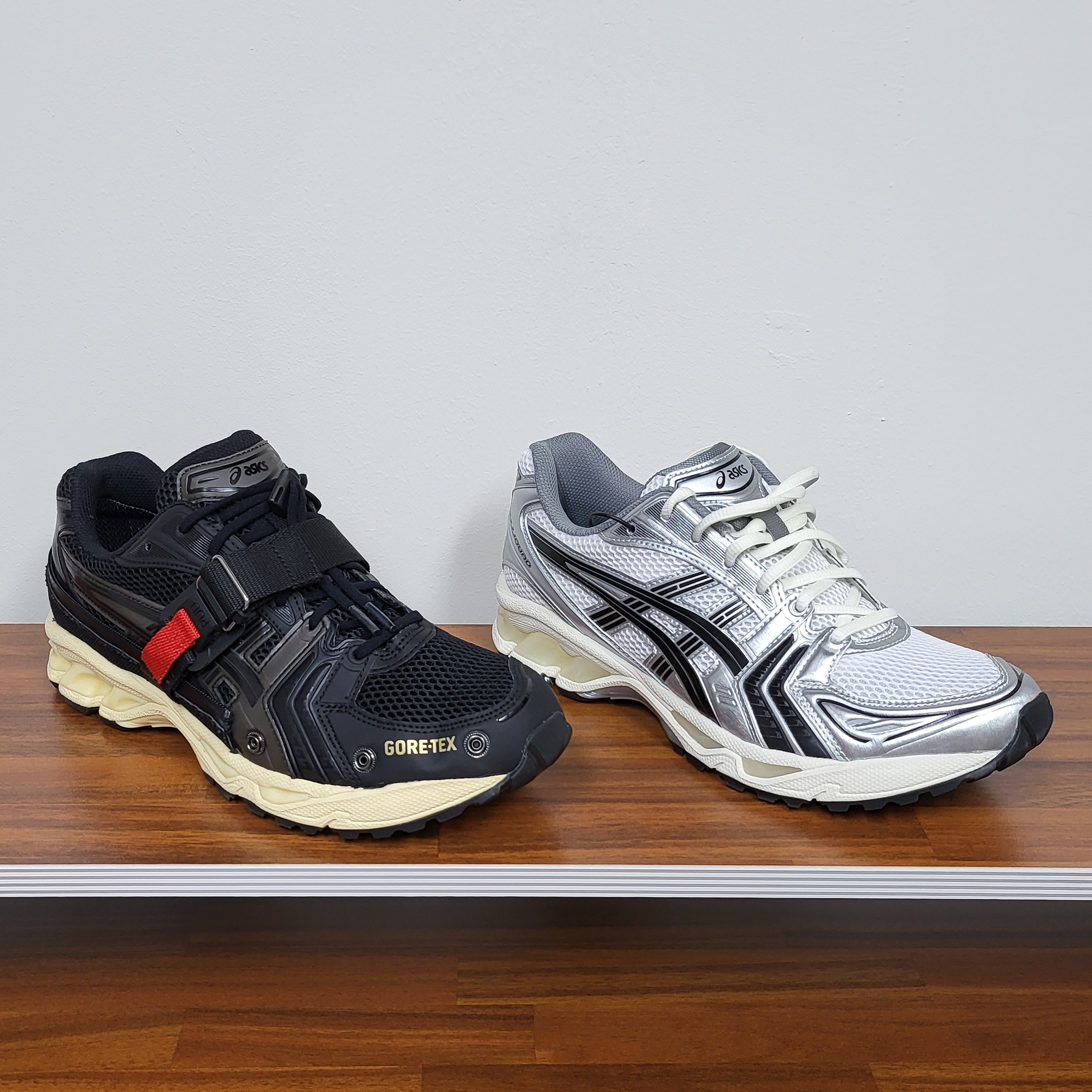 Asics x JJJJound Gel-Kayano 14 Silver Black, Asics x Beams Gel-Kayano 14 Gore-Tex Black 착용 스타일 - 1