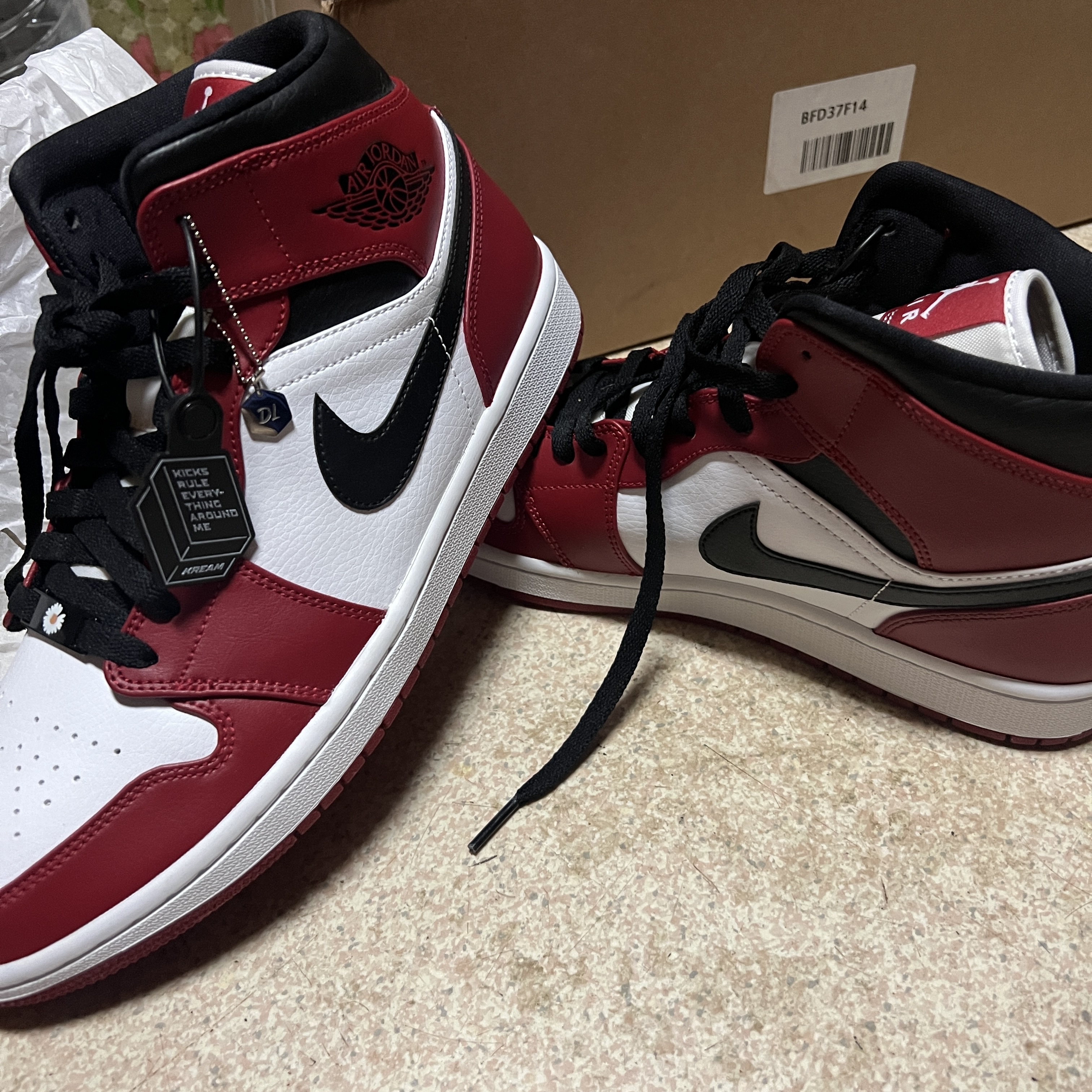 Jordan 1 Mid Chicago 2020 착용 스타일 - 3