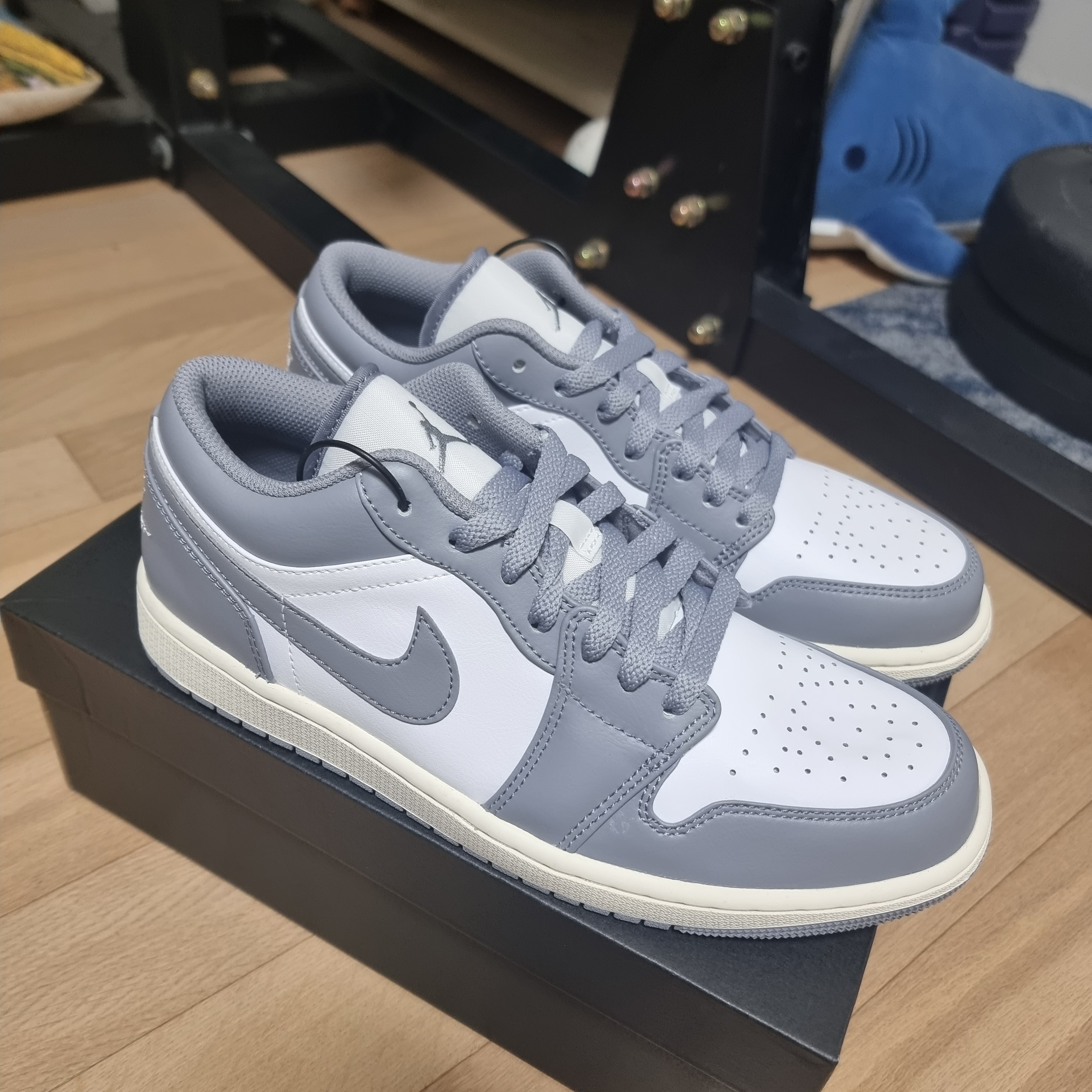 Jordan 1 Low Stealth and White 착용 스타일 - 1
