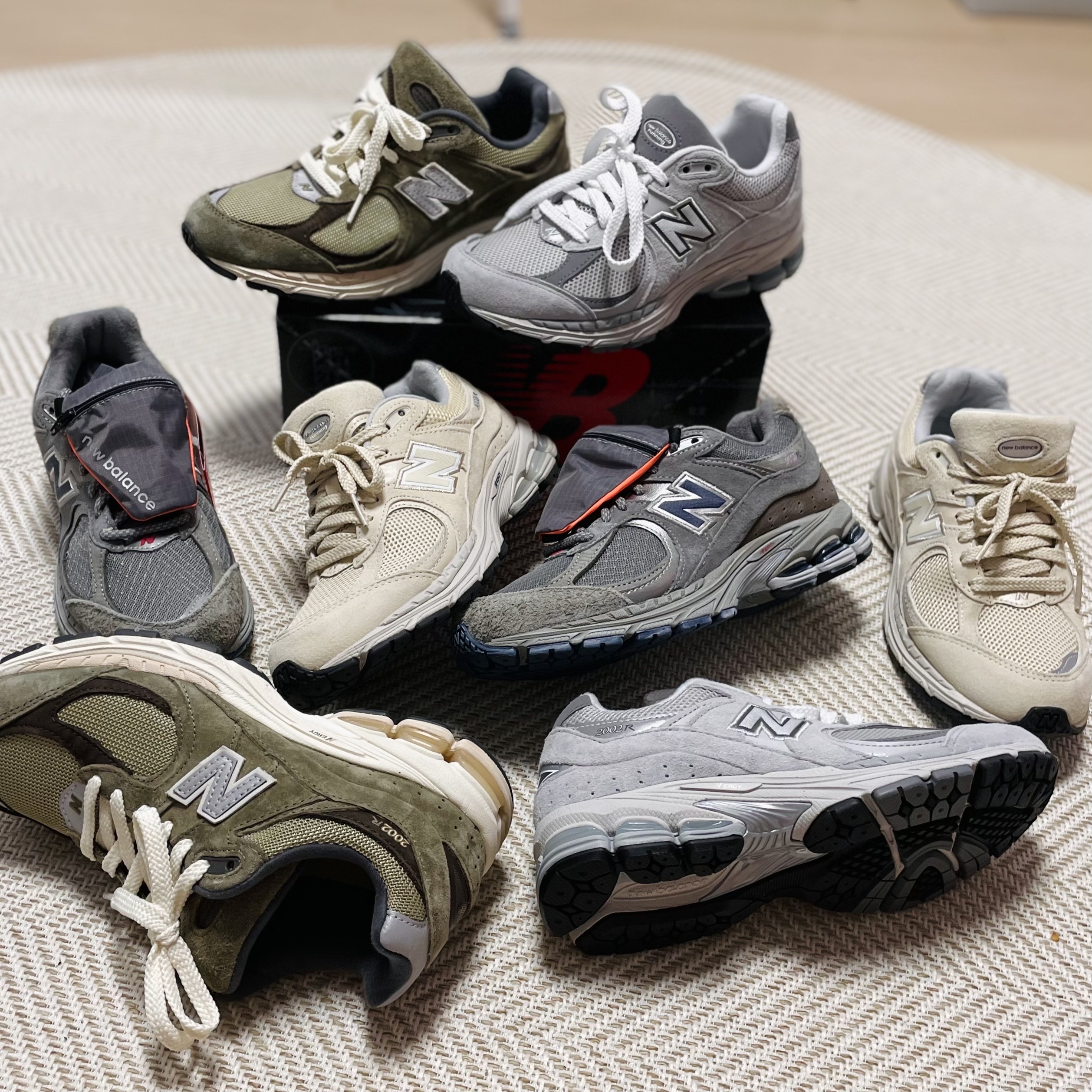 New Balance 2002R Premium Vintage Grey, New Balance 2002R Special Vintage Khaki 착용 스타일