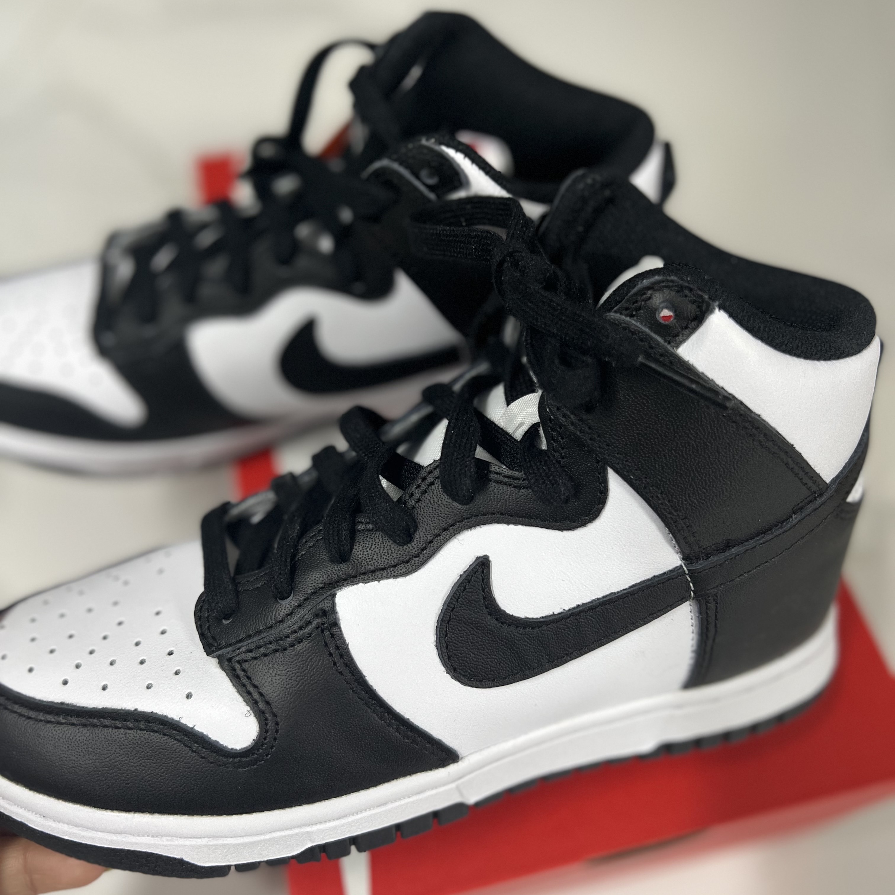 (W) Nike Dunk High Black and White 착용 스타일 - 2