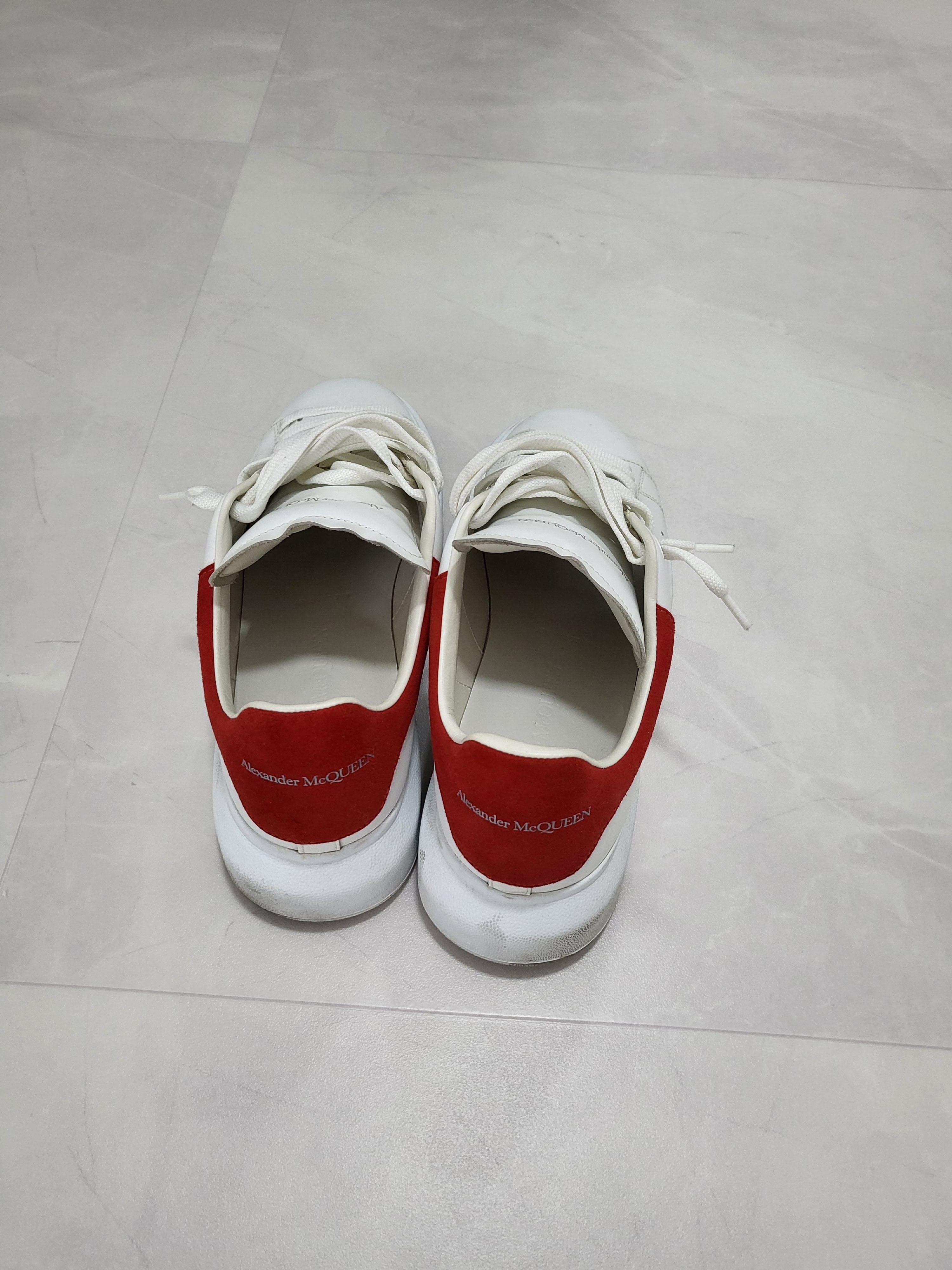 Gucci Rhyton Leather Sneakers Logo, Alexander McQueen Oversized Sneakers Lust Red 착용 스타일 - 3