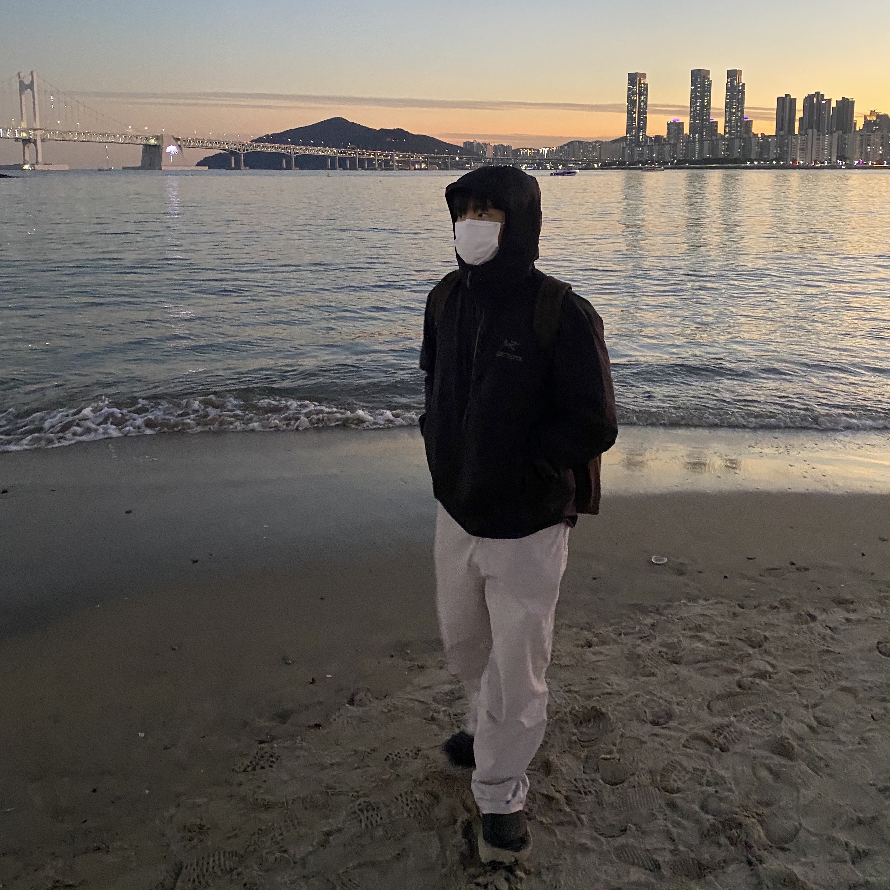 Arc'teryx Atom LT Hoody Black, Balenciaga x Crocs Rubber Boot Black 착용 스타일 - 1