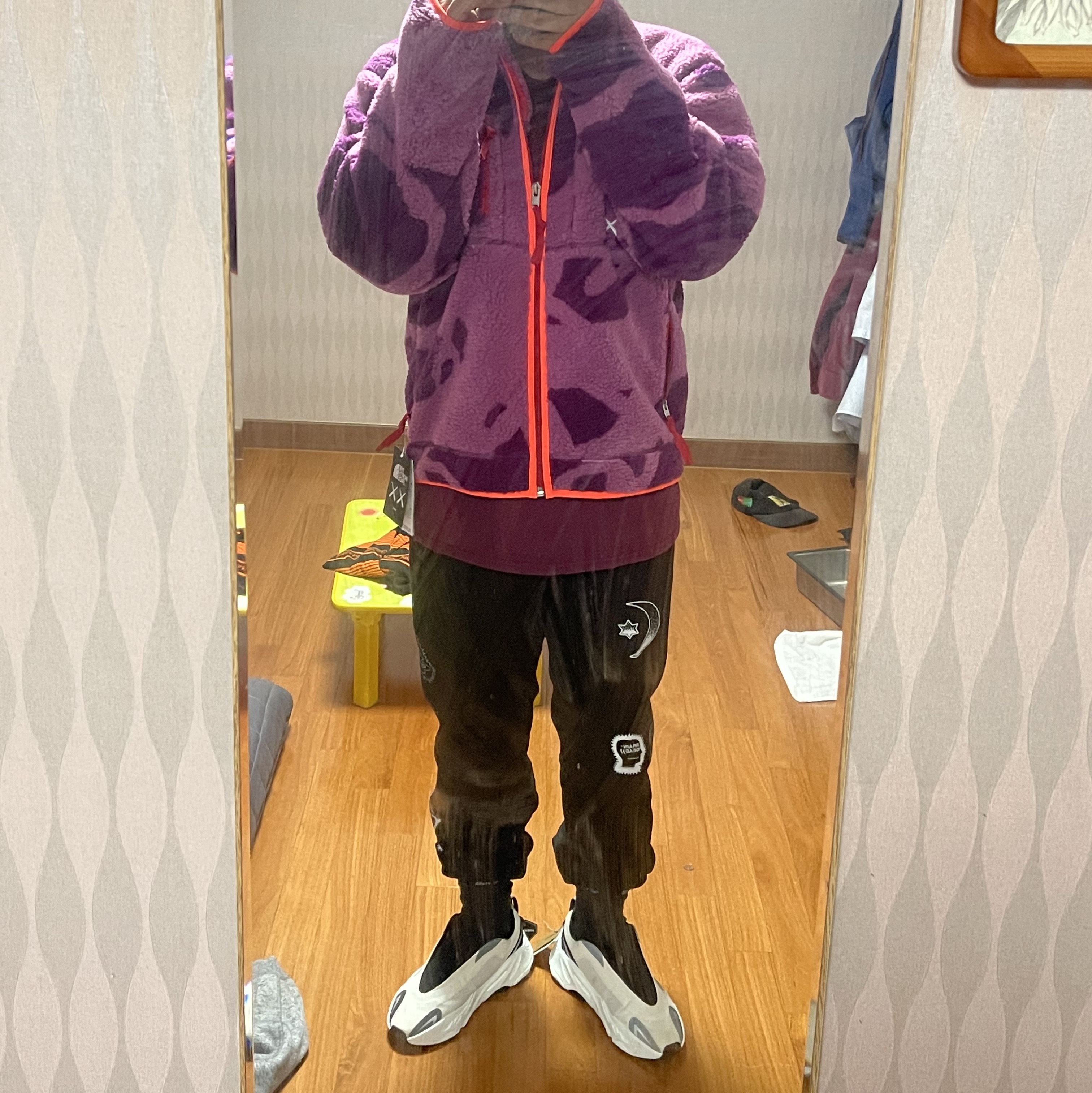 Adidas Yeezy Boost 700 MNVN Analog, The North Face x Kaws Freeride Fleece Jacket Pamplona Purple 착용 스타일