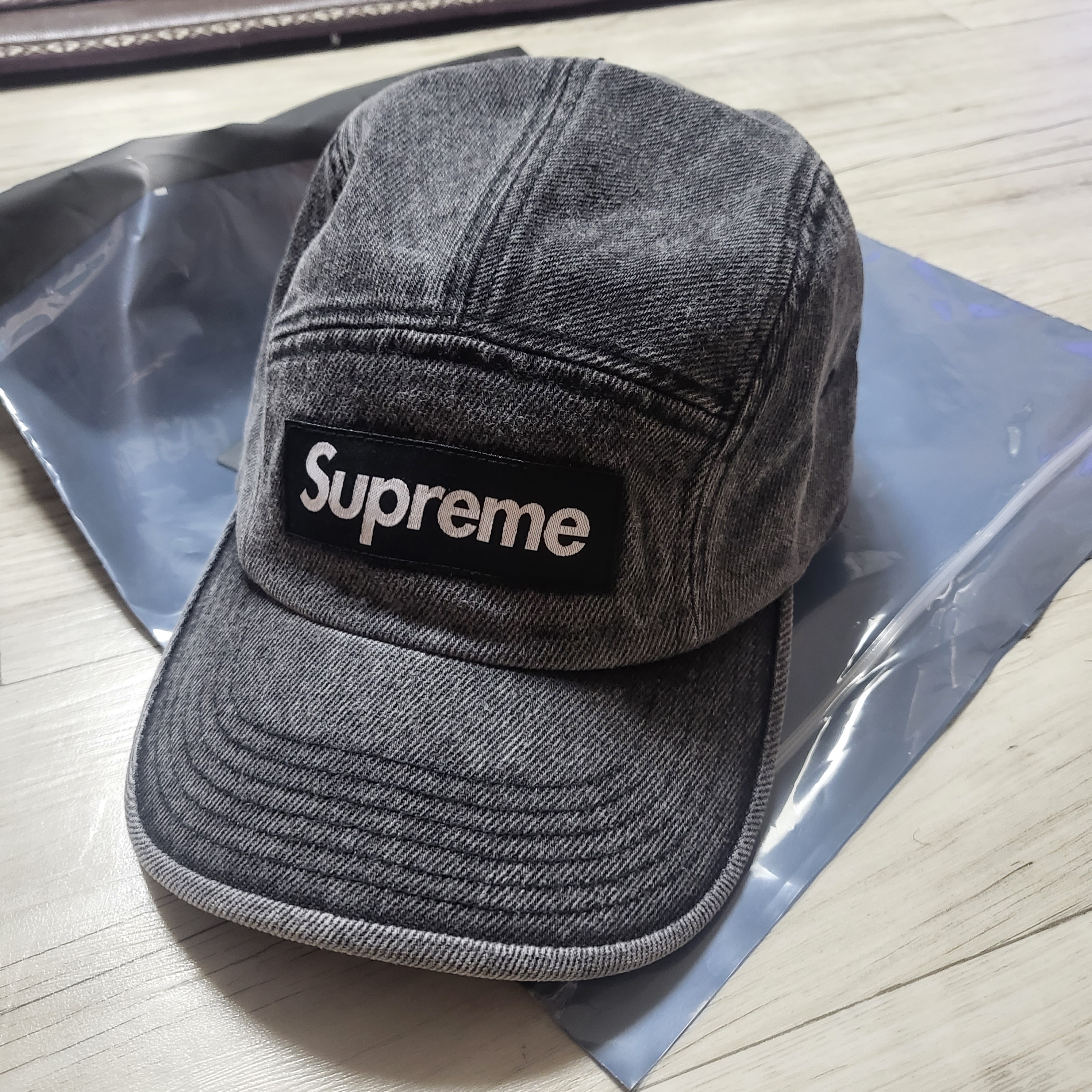 Supreme Denim Camp Cap Washed Black - 22FW, Supreme Washed Chino Twill Camp Cap Black 착용 스타일 - 1