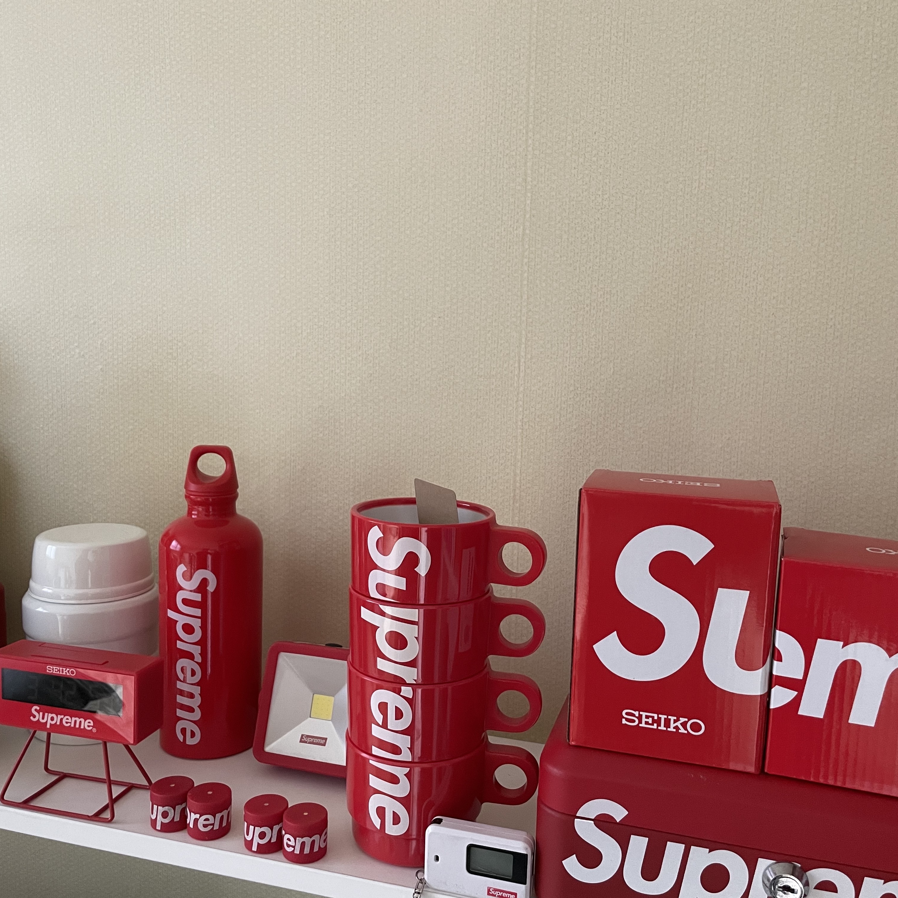 Supreme x Seiko Alarm Clock White - 22FW, Supreme x Seiko Marathon Clock - 21SS 착용 스타일 - 4
