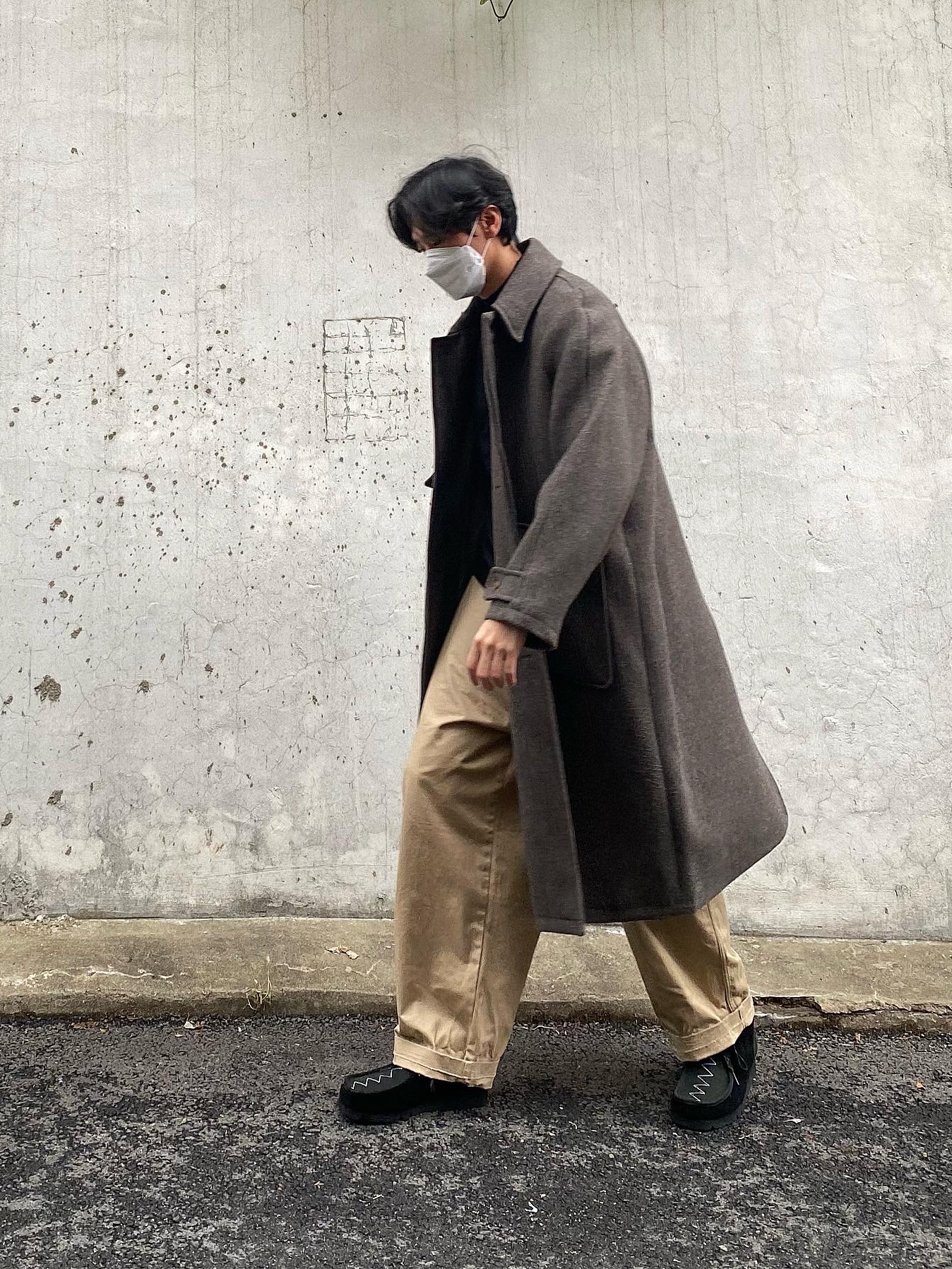 Clarks x Neighborhood Wallabee Boots GTX Black Combi Suede 착용 스타일 - 3