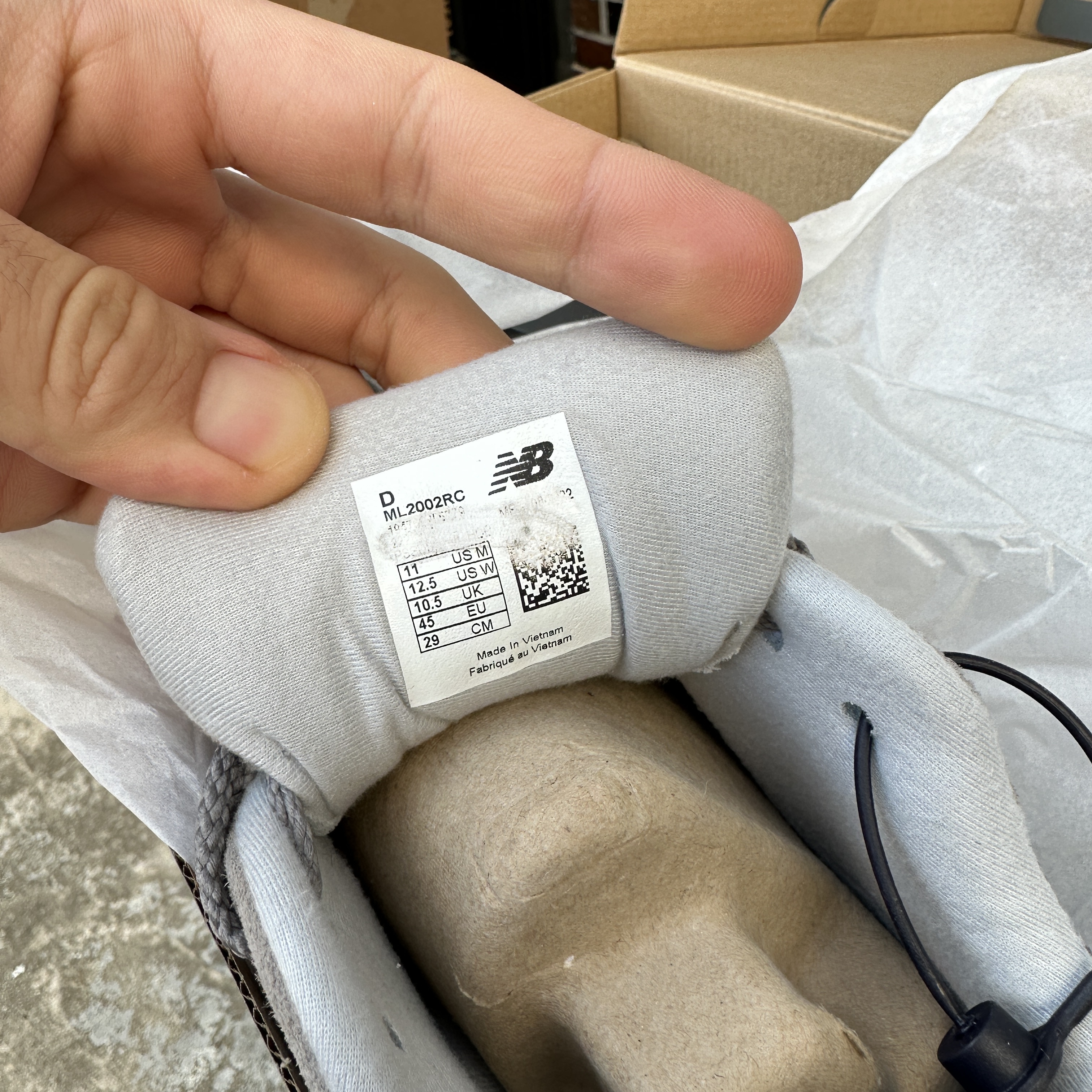 New Balance 2002R Grey 착용 스타일