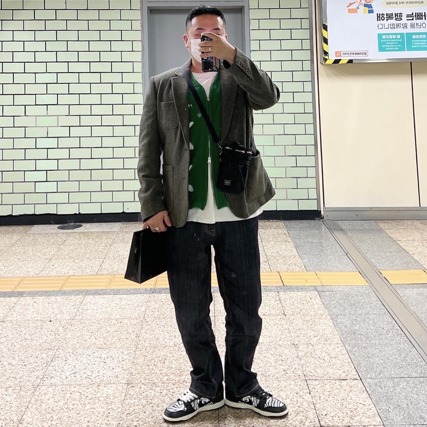 Nike x Quartersnacks SB Dunk Low Zebra Cake, Porter Tanker Short Helmet Bag Black 착용 스타일