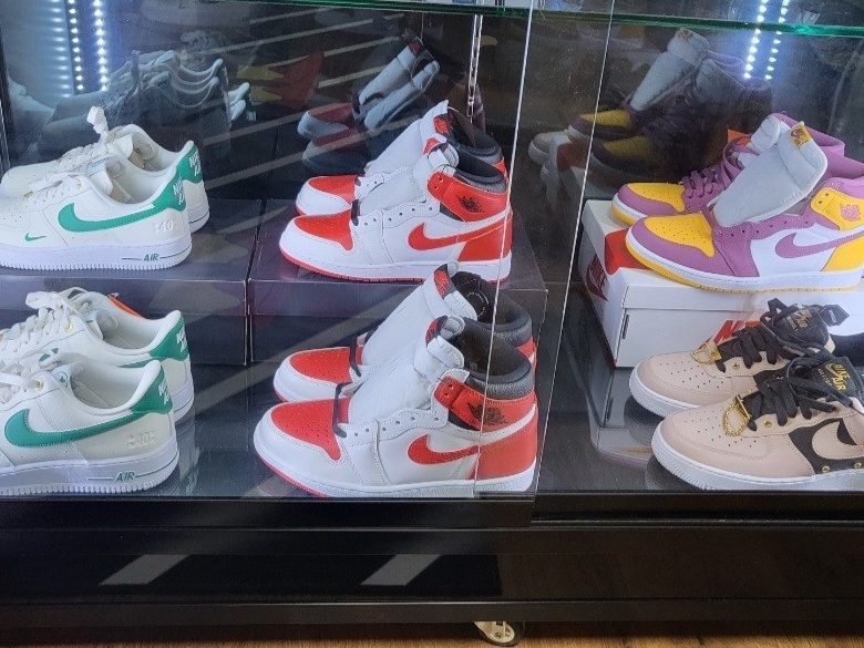 Jordan 1 Retro High OG Heritage, Nike Air Force 1 '07 LV8 40th Anniversary Join Forces Sail Malachite 착용 스타일 - 1