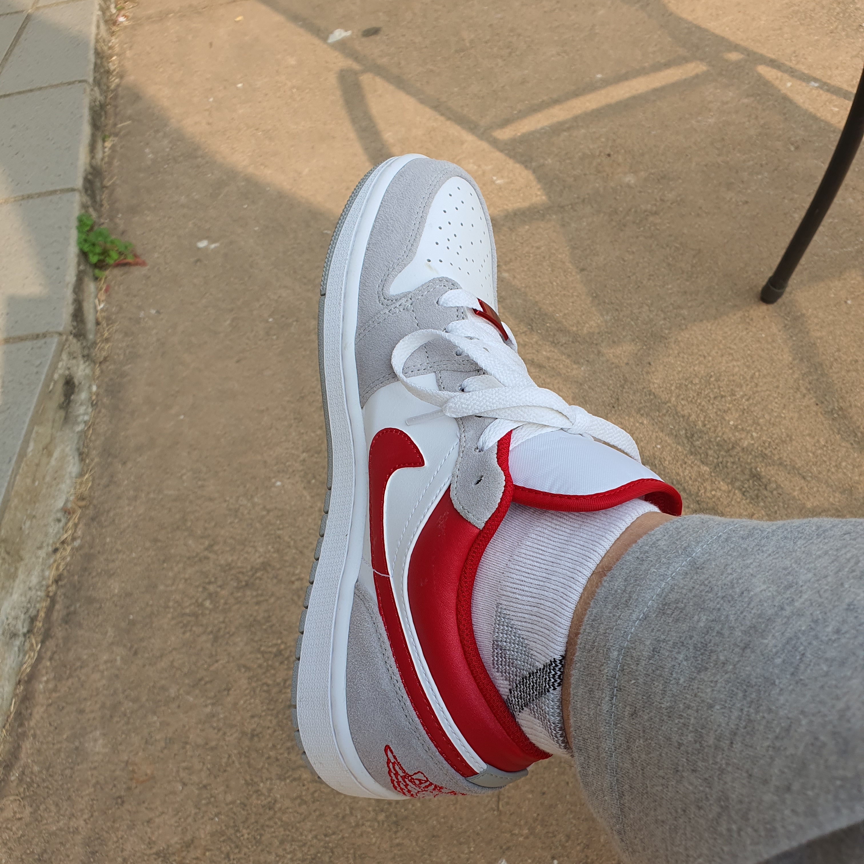 Jordan 1 Low SE Light Smoke Grey Gym Red 착용 스타일