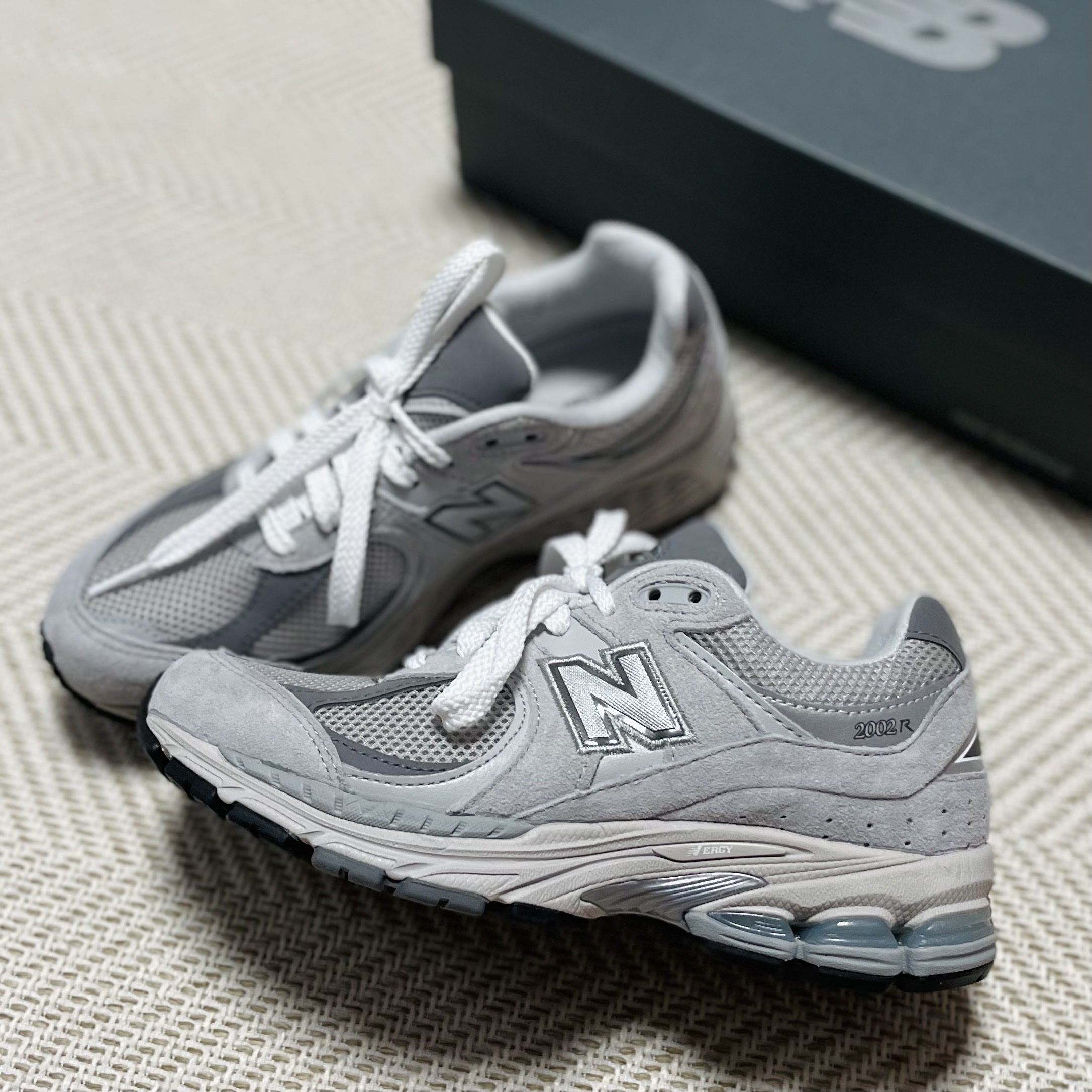 New Balance 2002R T2 Gray 착용 스타일 - 1