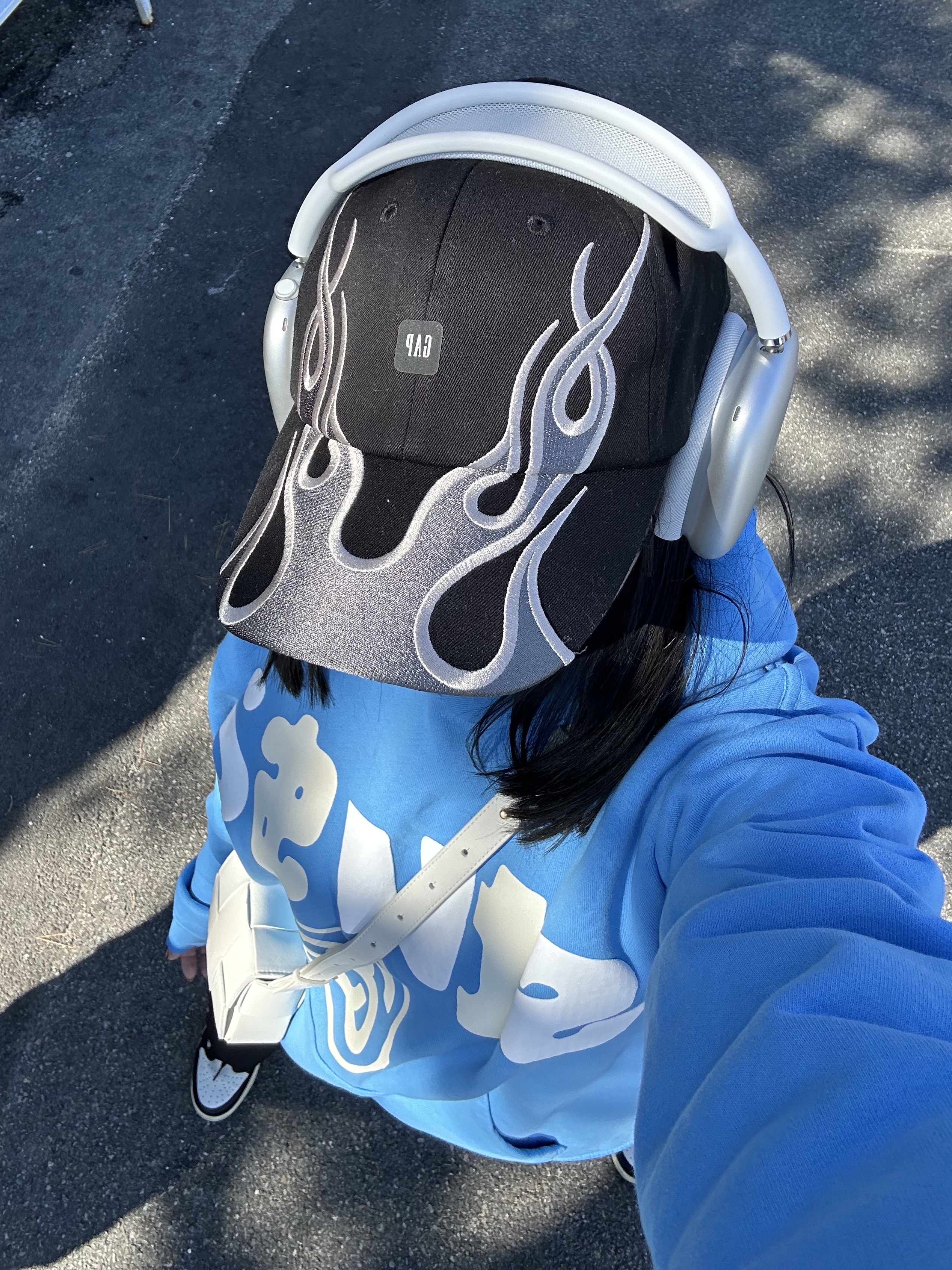 Yeezy Gap Engineered By Balenciaga Flame Cap Black, Apple AirPods Max Lightning Silver (Korean Ver.) 착용 스타일 - 4