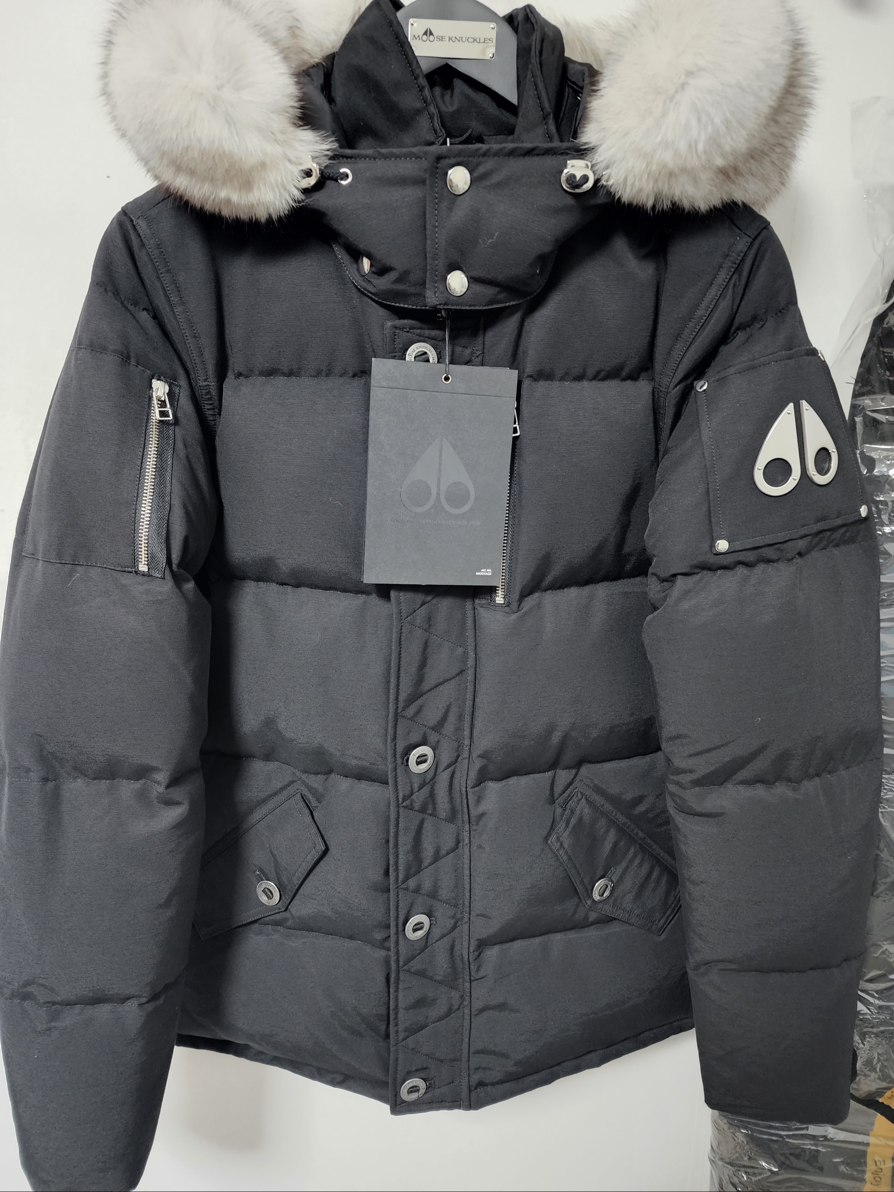 Moose Knuckles Threequarter Jacket White Fox Fur Black 착용 스타일