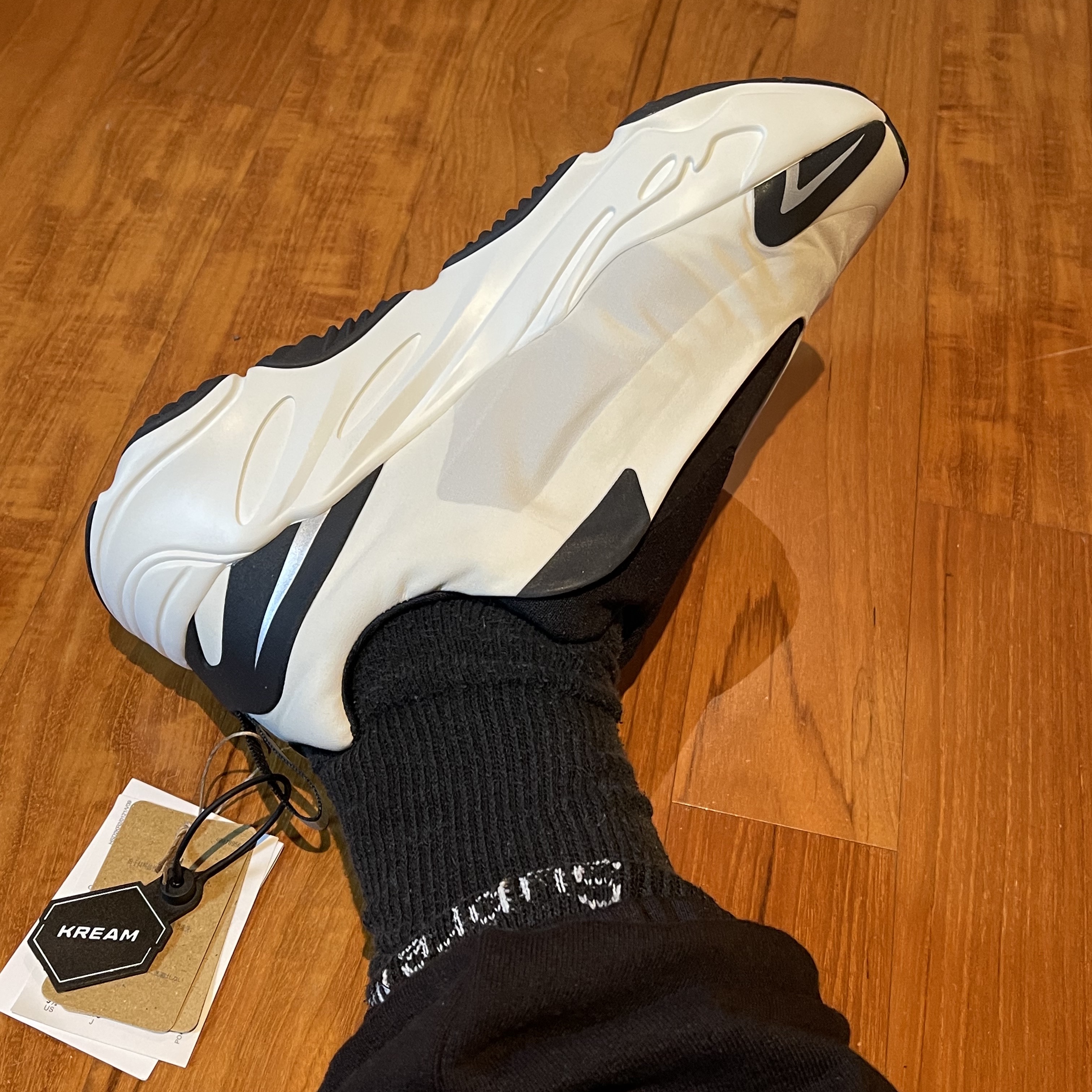 Adidas Yeezy Boost 700 MNVN Analog 착용 스타일 - 2