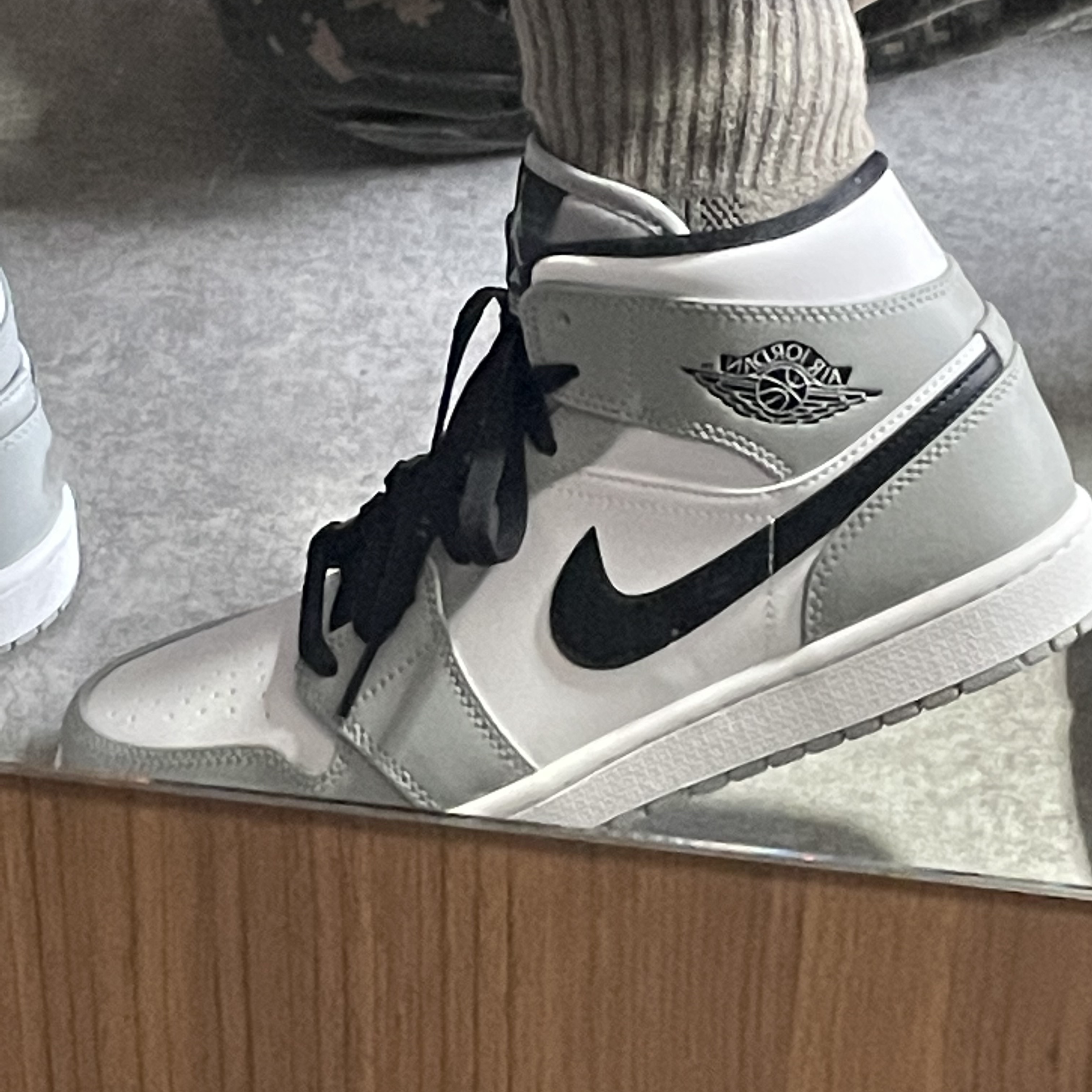 Jordan 1 Mid Light Smoke Grey 착용 스타일 - 4