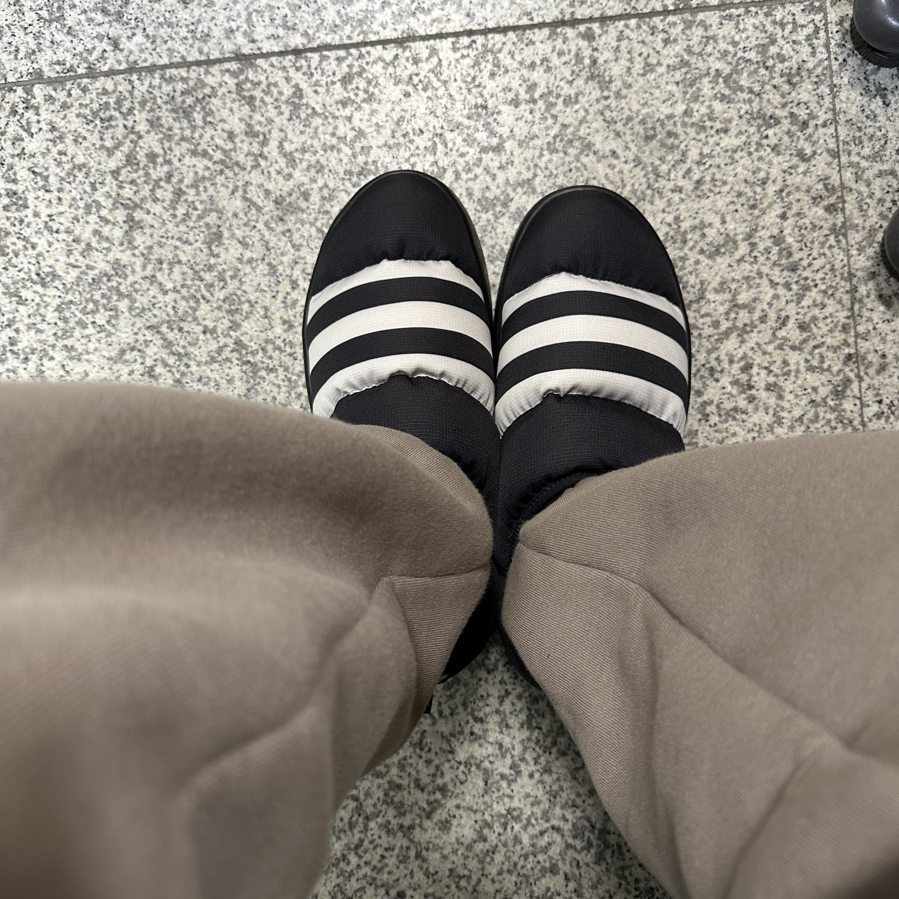 Adidas Puffylette Core Black 착용 스타일
