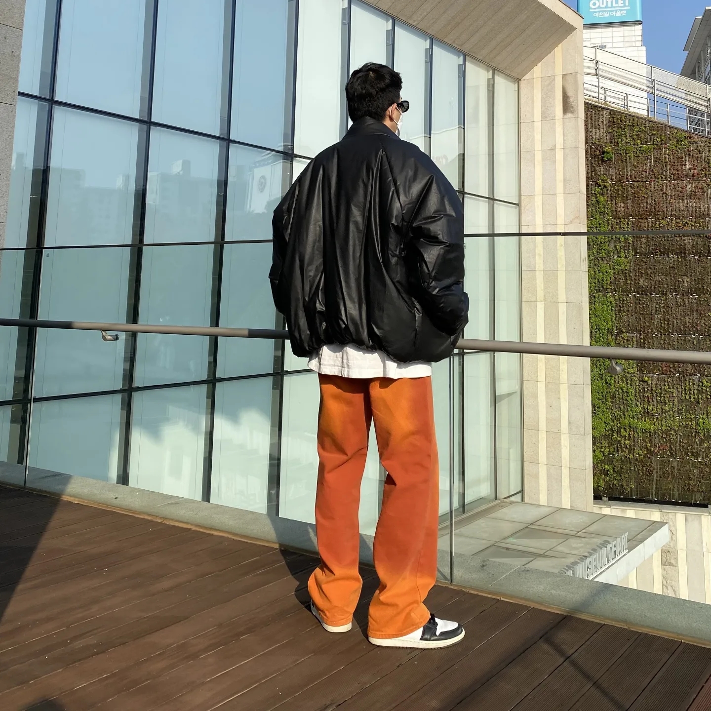 Yeezy Gap Round Jacket Black 착용 스타일 - 4