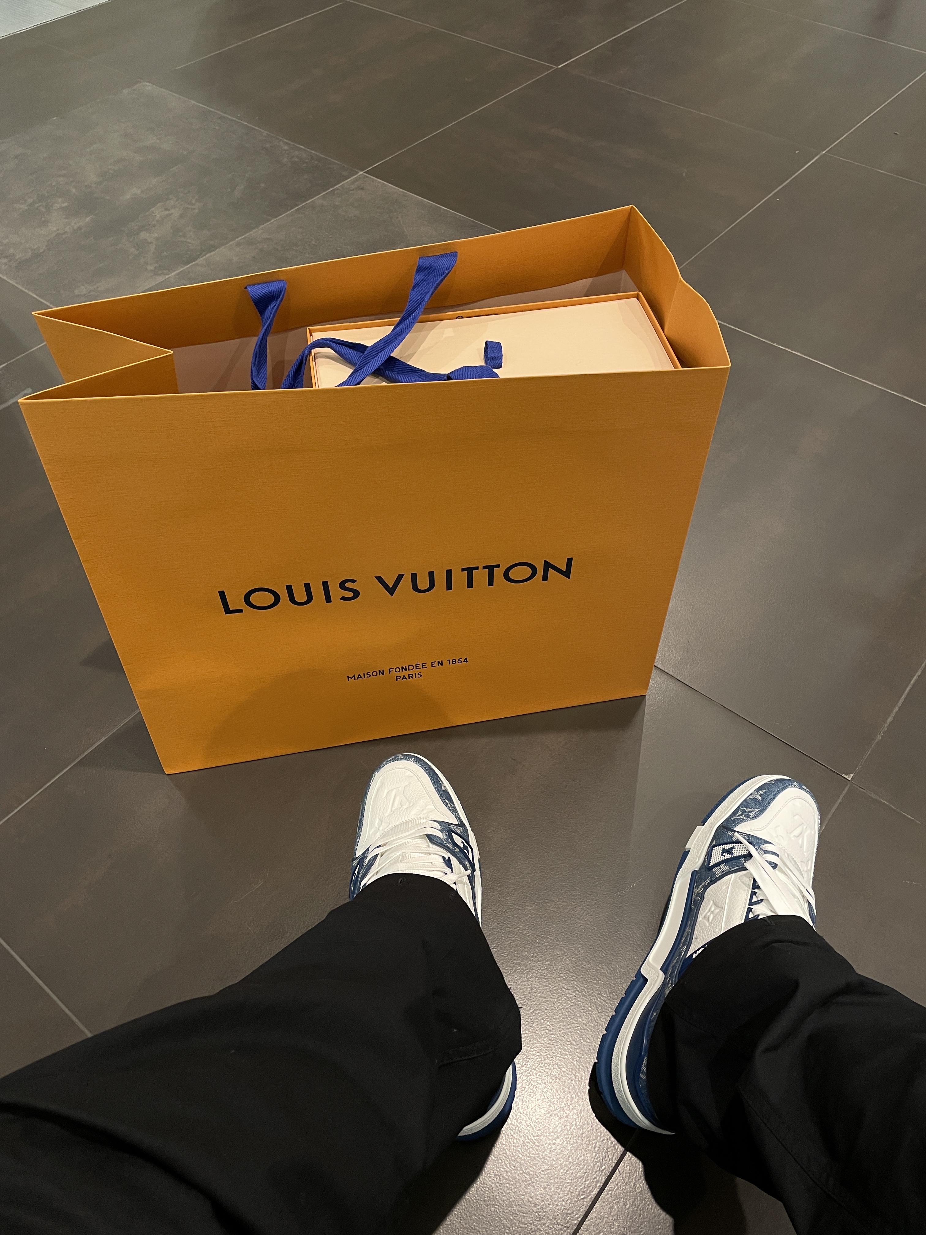 Nike x Matthew M Williams Zoom 004 Triple Black, Louis Vuitton LV Trainer Sneakers Monogram Denim Blue 착용 스타일 - 3