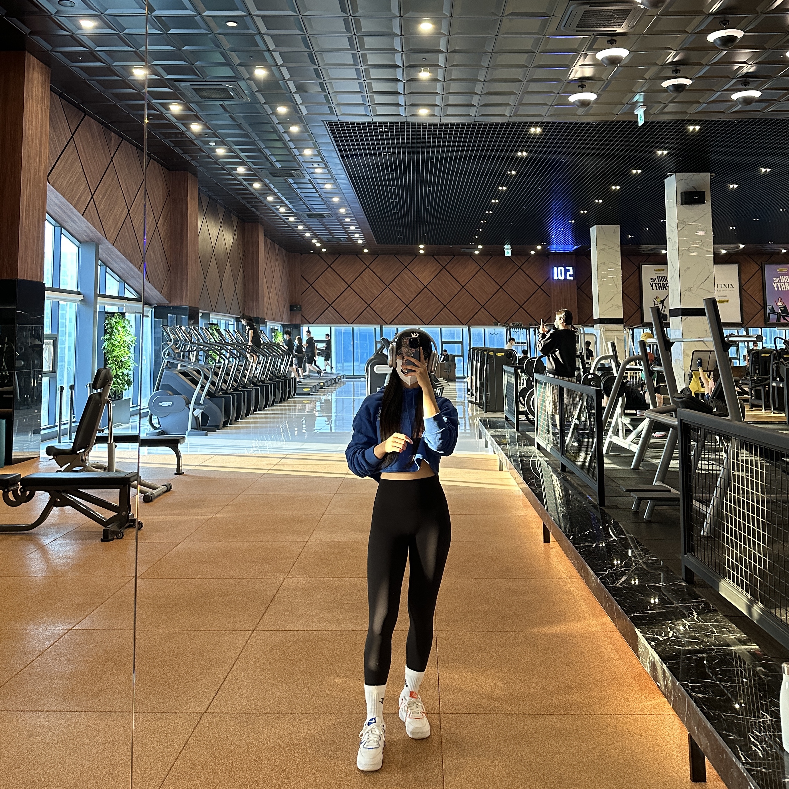 (W) Nike Air Force 1 '07 LX White Safety Orange, Apple AirPods Max Lightning Silver (Korean Ver.) 착용 스타일