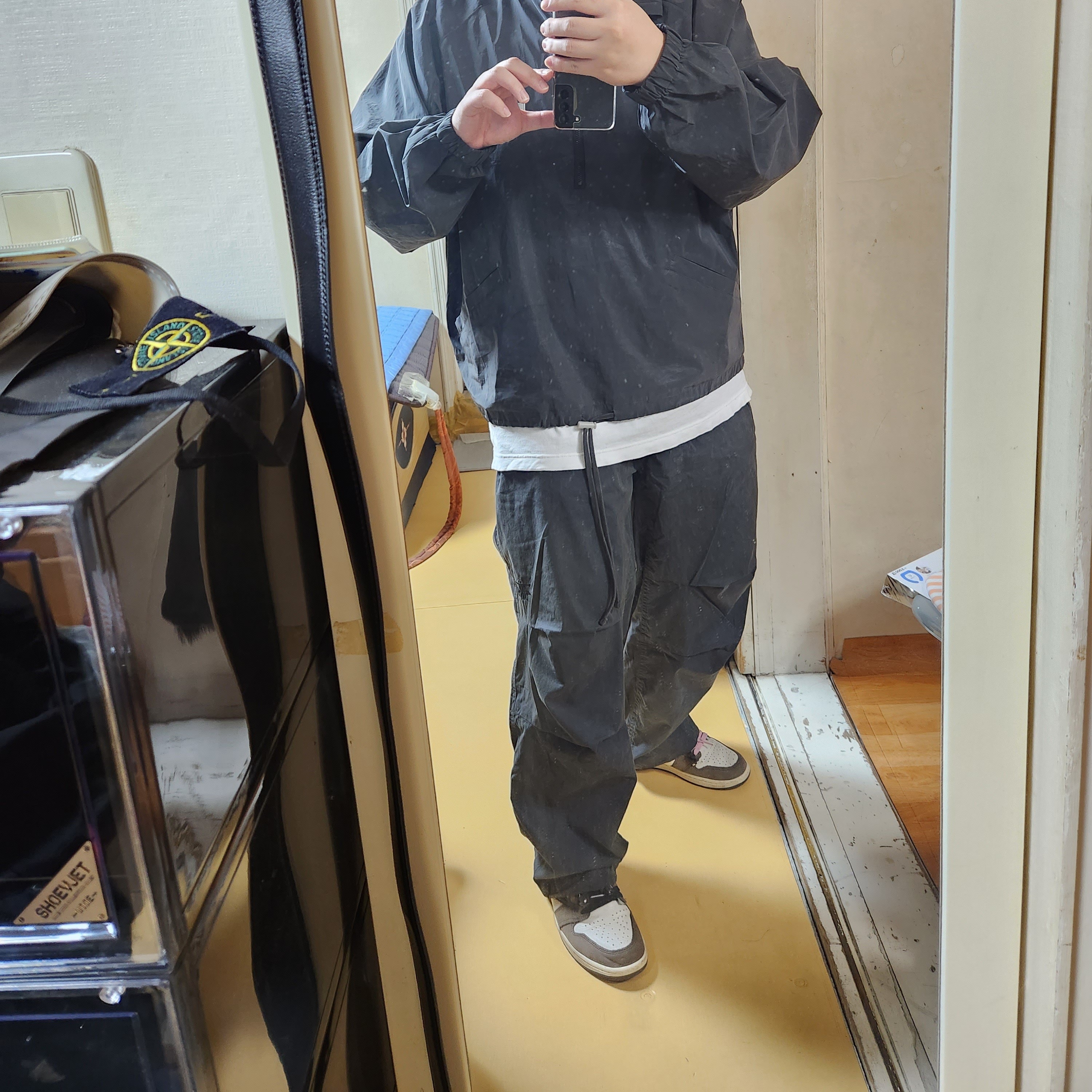 Stussy Nyco Over Trousers Washed Black, Essentials Track Jacket Iridescent - 20SS 착용 스타일