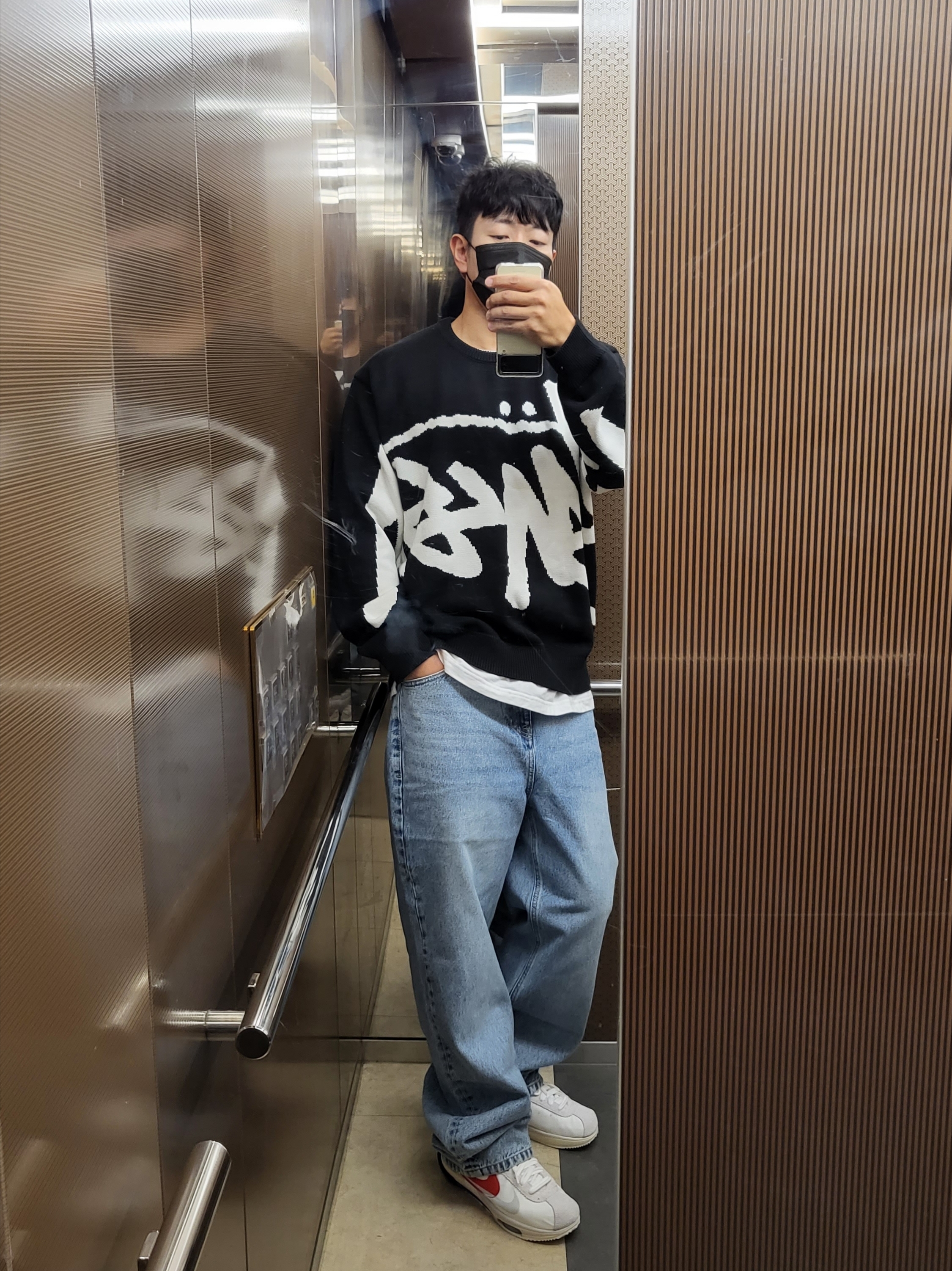 Stussy Stock Sweater Black, Nike x Sacai Zoom Cortez SP White and University Red 착용 스타일