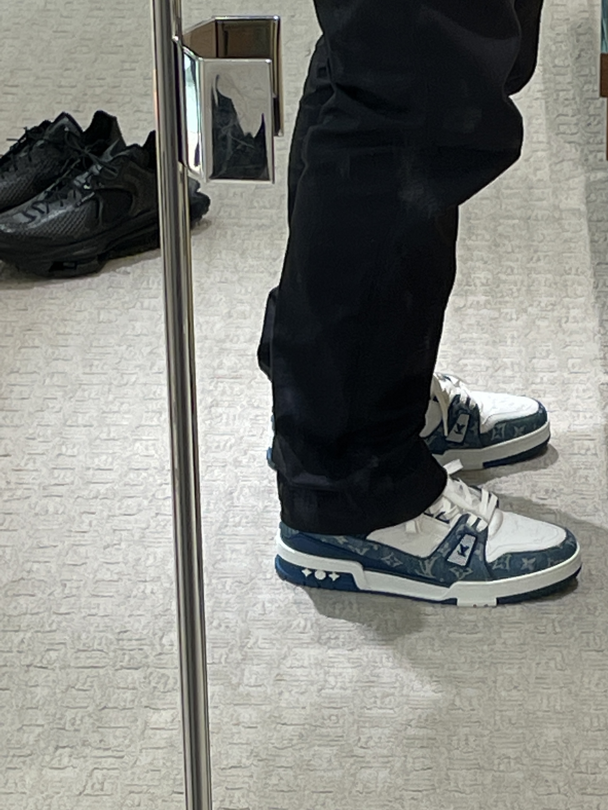 Nike x Matthew M Williams Zoom 004 Triple Black, Louis Vuitton LV Trainer Sneakers Monogram Denim Blue 착용 스타일 - 2