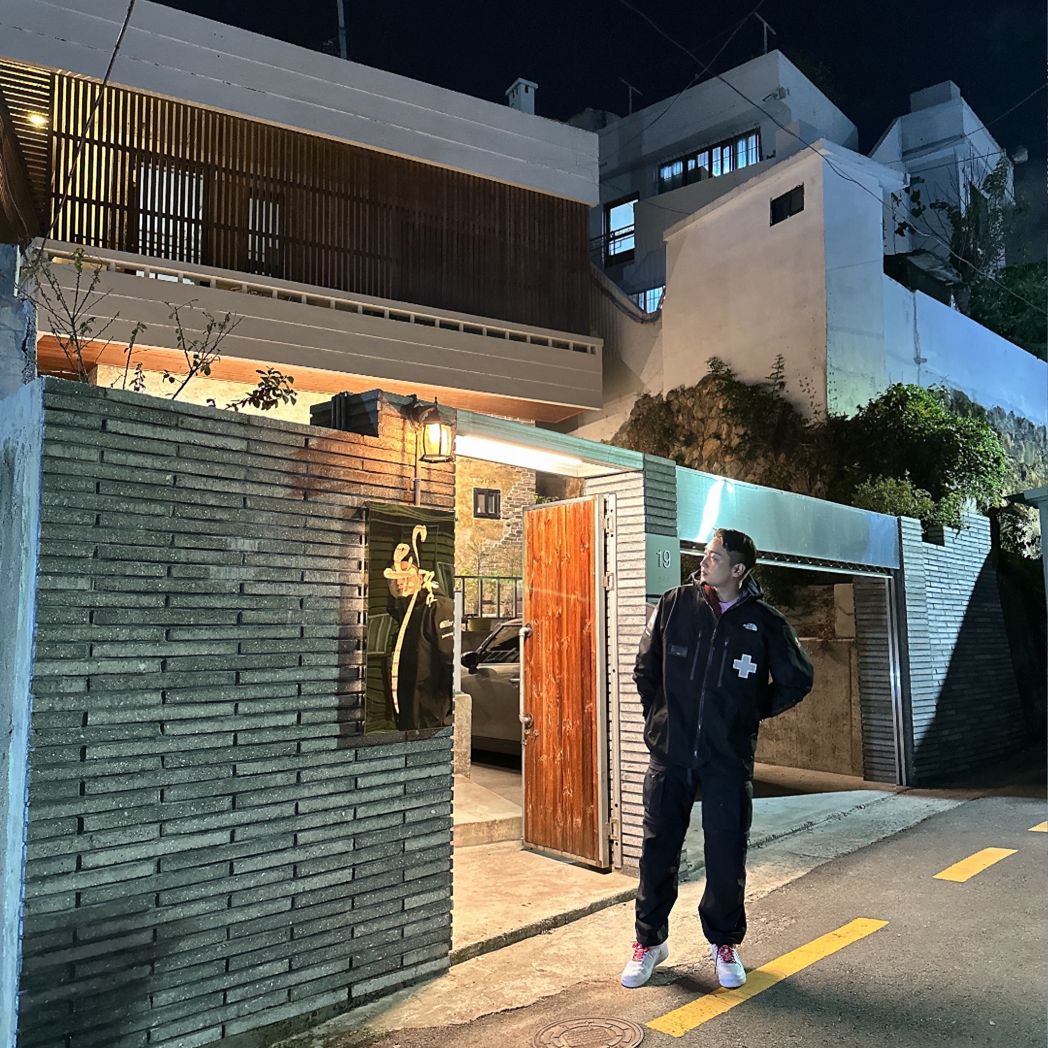 Nike x Supreme Air Force 1 Low White, Supreme x The North Face Summit Series Rescue Mountain Pro Jacket Black - 22SS 착용 스타일 - 1