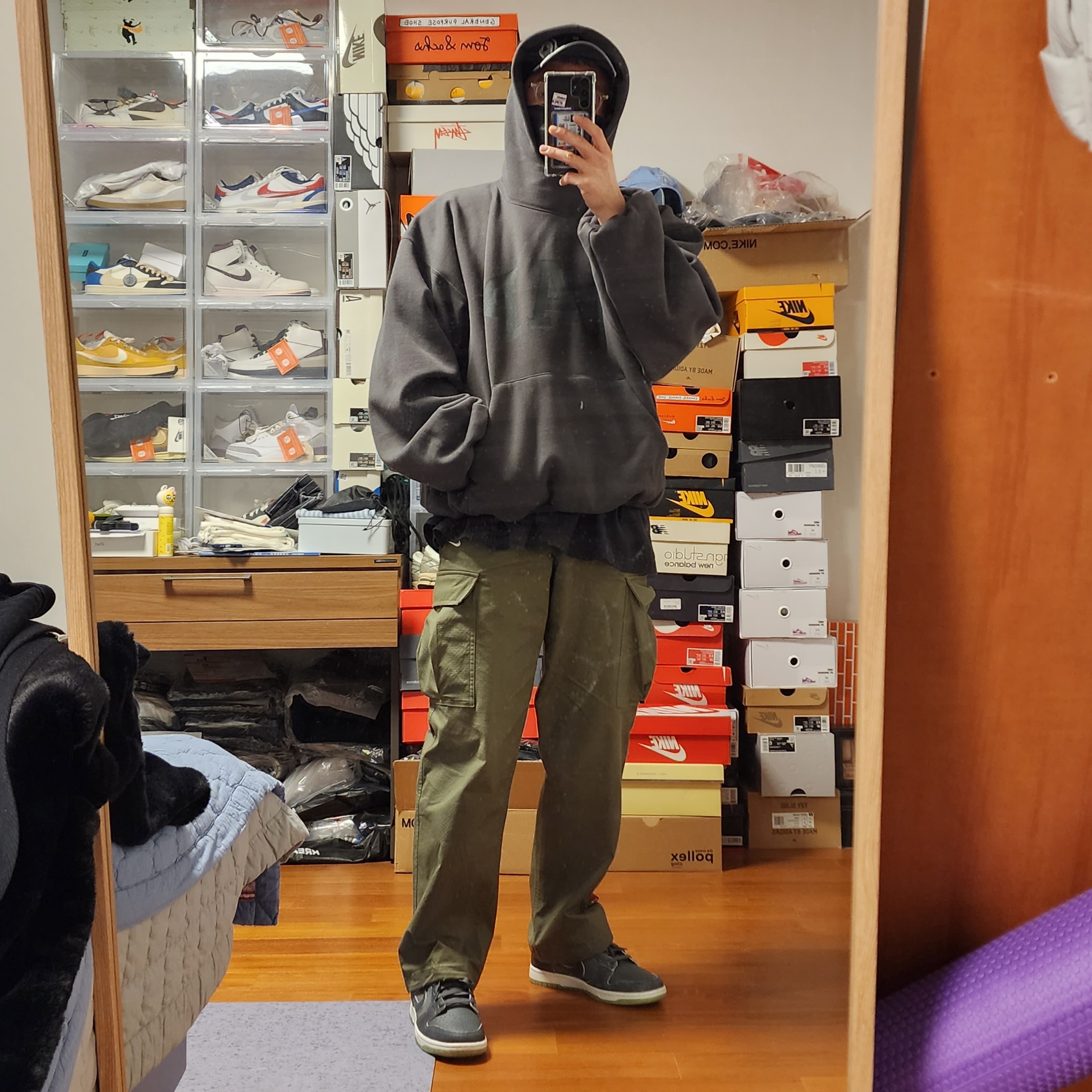 Yeezy Gap Engineered By Balenciaga Dove Hoodie Black, Yeezy Gap Engineered By Balenciaga Flame Cap Black 착용 스타일 - 2